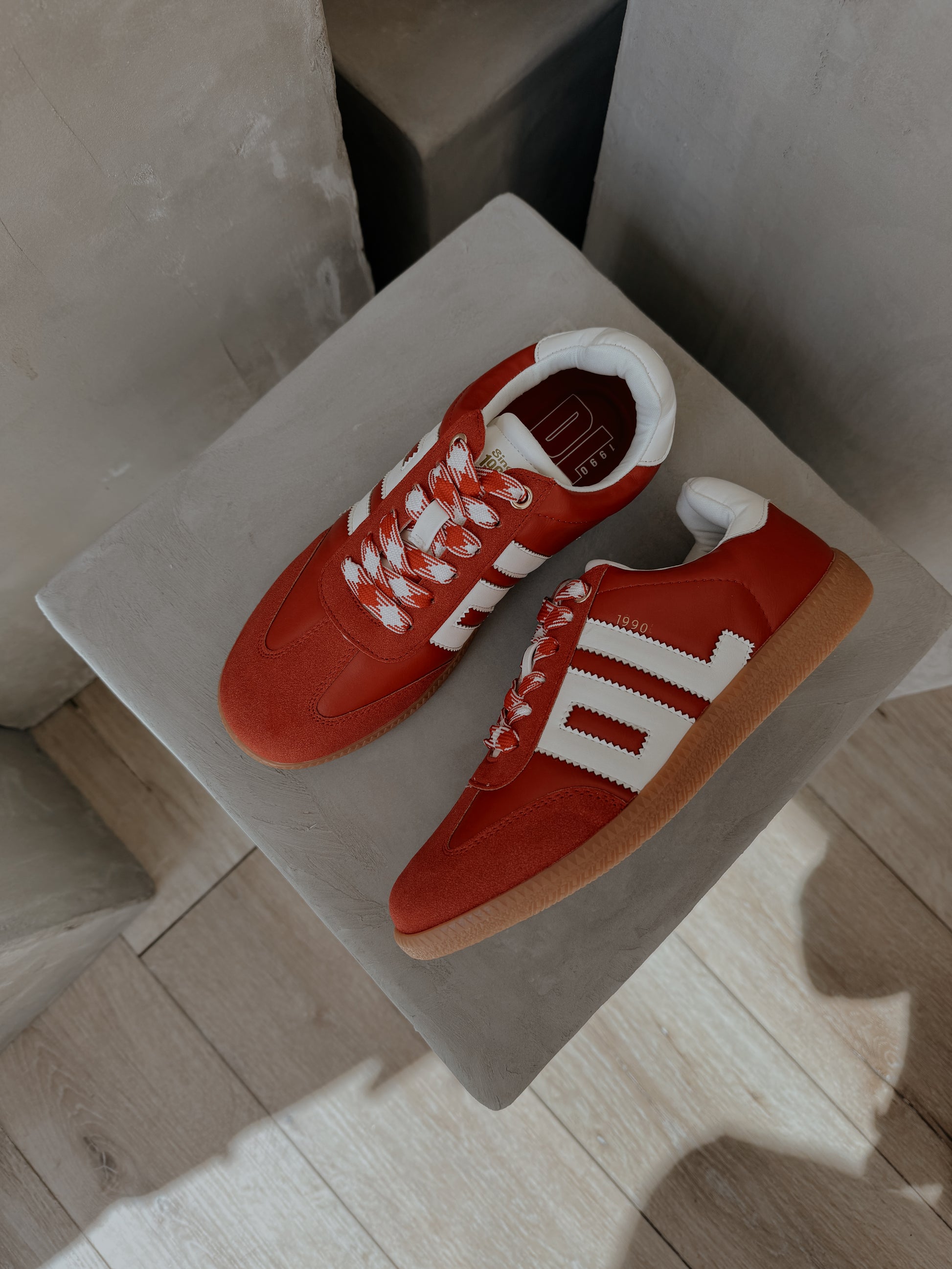 DIRTY LAUNDRY TRACKSTAR SNEAKER - RED