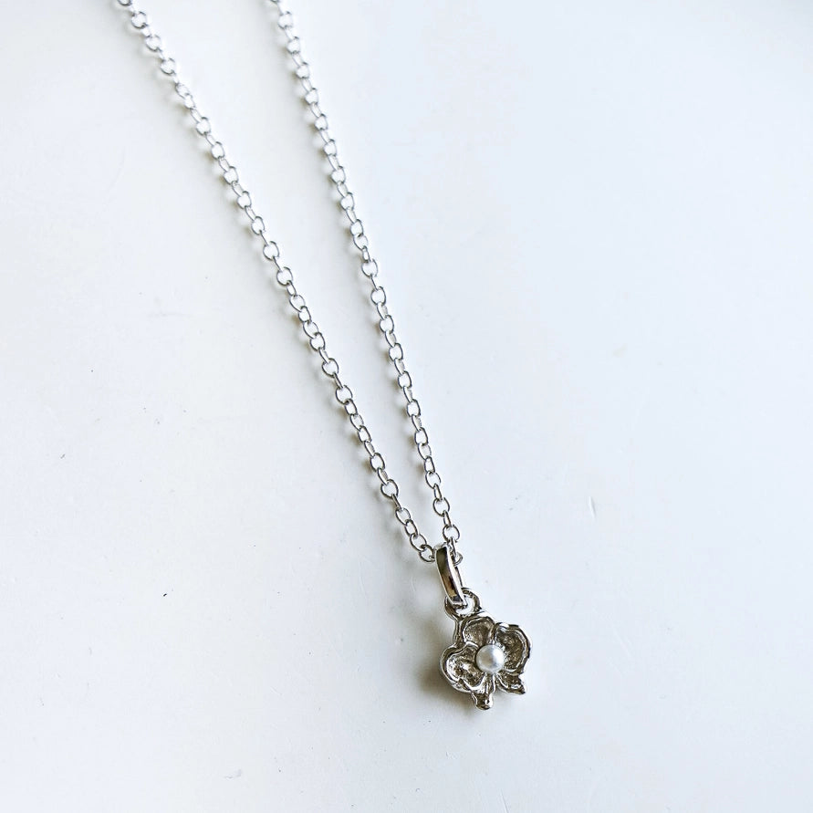 OREVA FLOWER + PEARL NECKLACE - SILVER