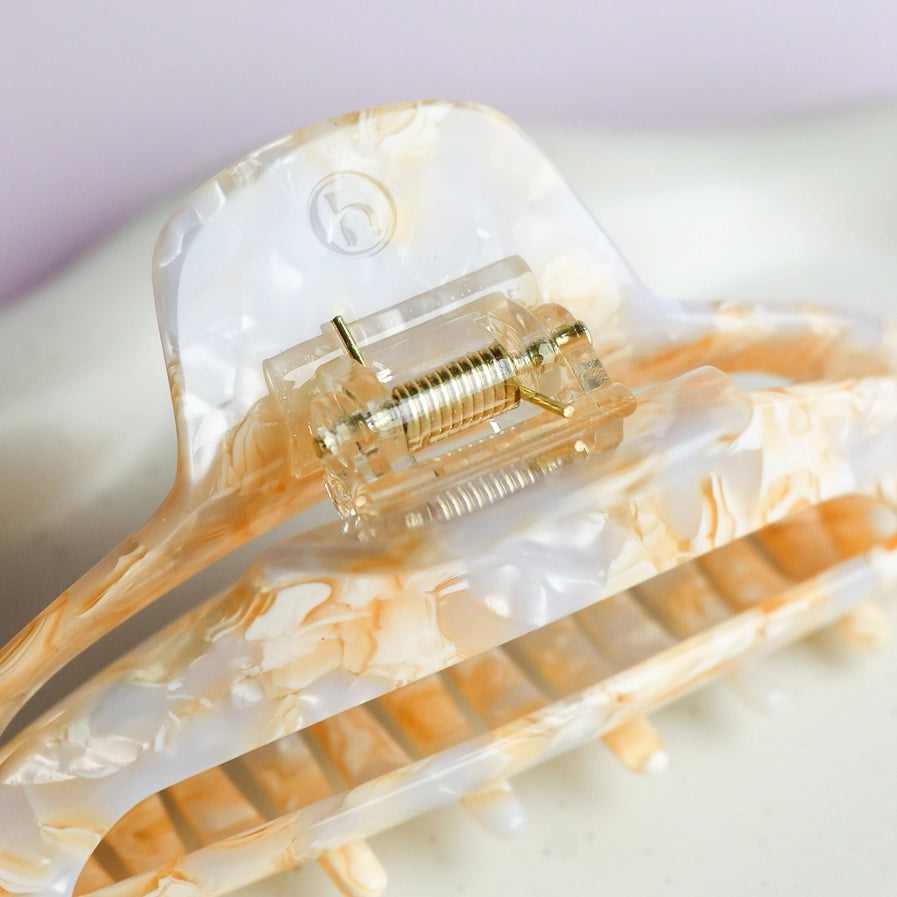 THE LYDIA CLAW CLIP - PEARLY BEIGE