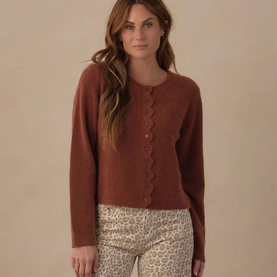 RYLEE + CRU SCALLOP CARDDIGAN - BRICK