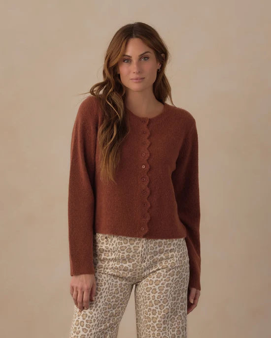 RYLEE + CRU SCALLOP CARDDIGAN - BRICK