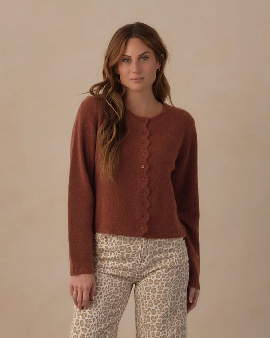 RYLEE + CRU SCALLOP CARDDIGAN - BRICK
