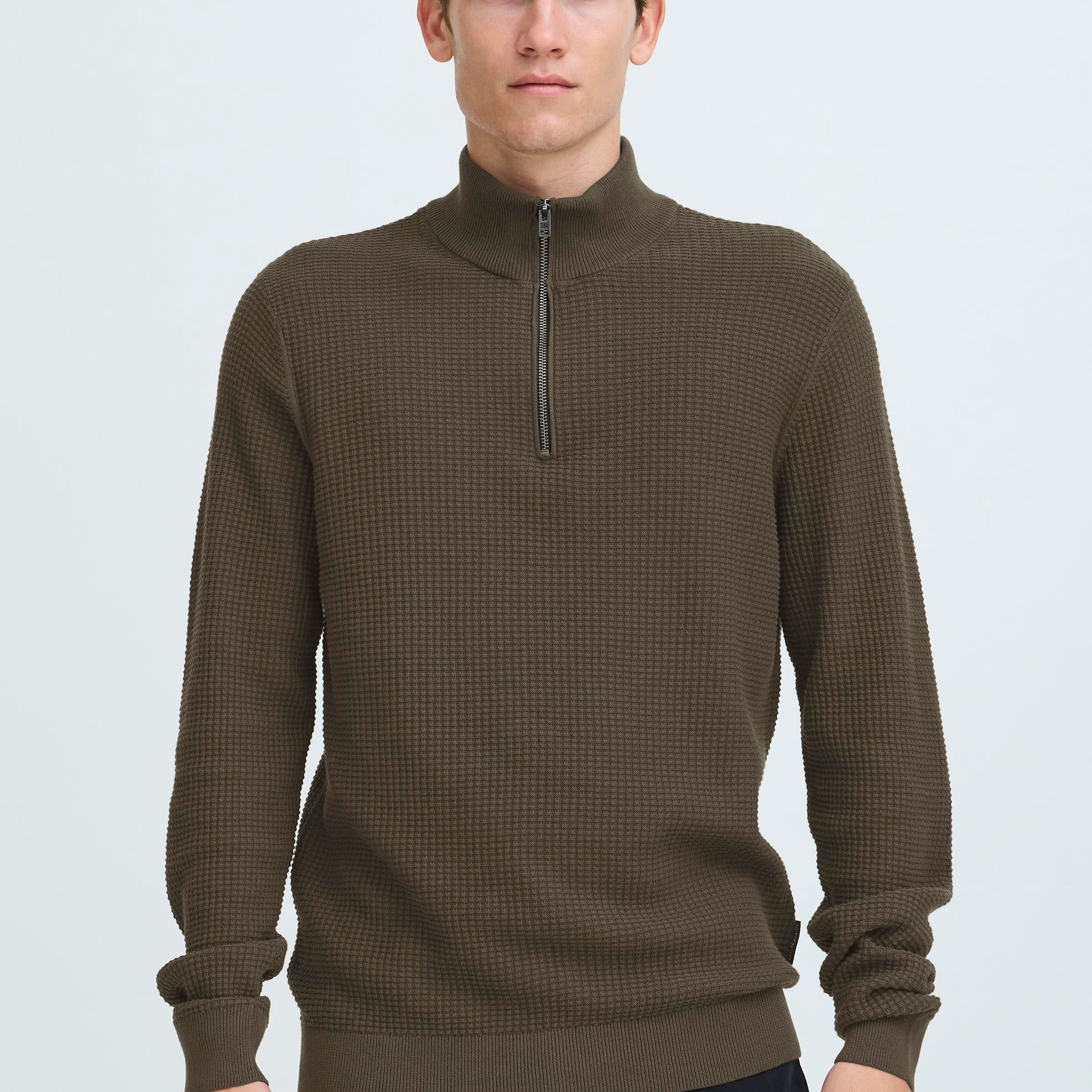 CASUAL FRIDAY VISTI ZIP PULLOVER - BLACK OLIVE