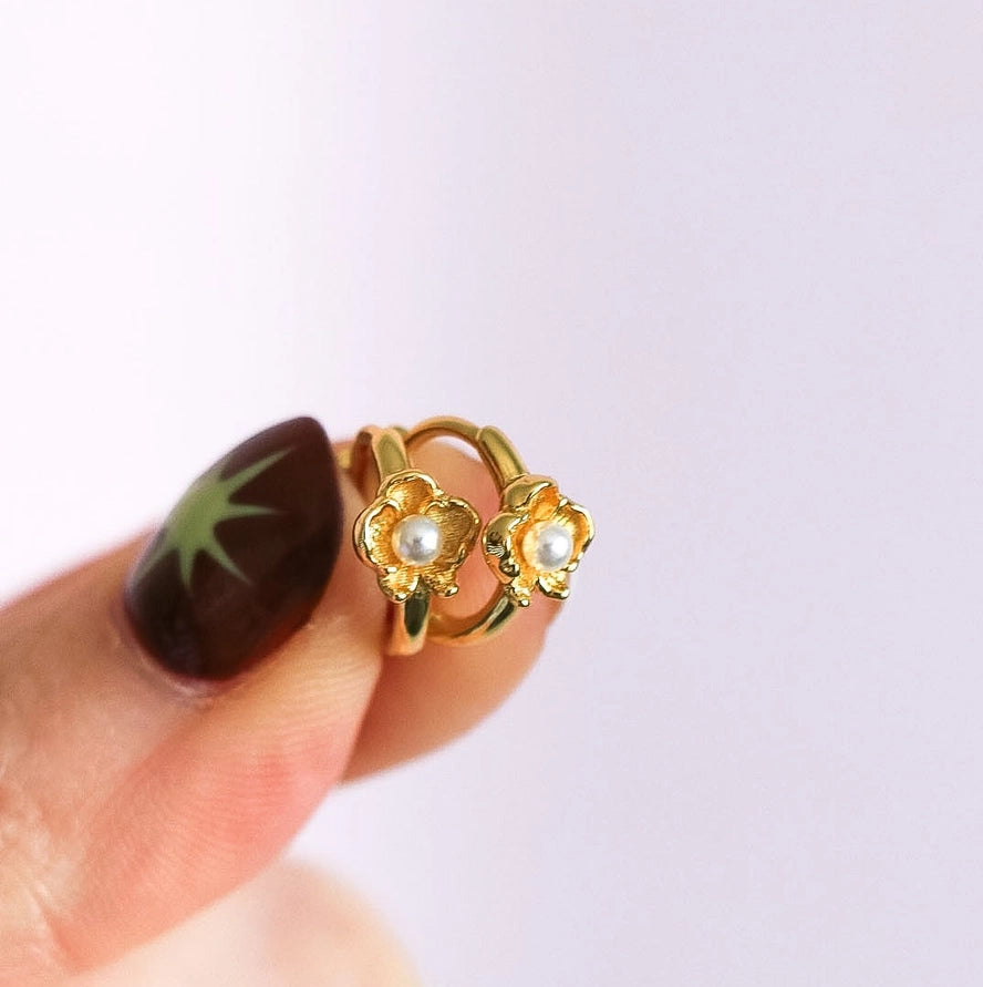 LIORA FLOWER + PEARL EARRINGS - GOLD