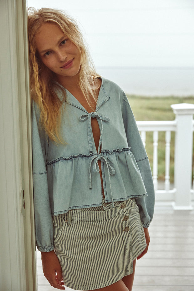 FREE PEOPLE DENIM BRUNCH BABE TOP - LIGHT TINT WASH