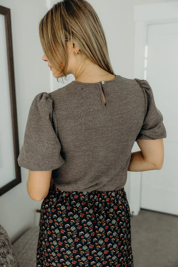 THE TEXTURED PUFF SLEEVE - MOCHA FOG