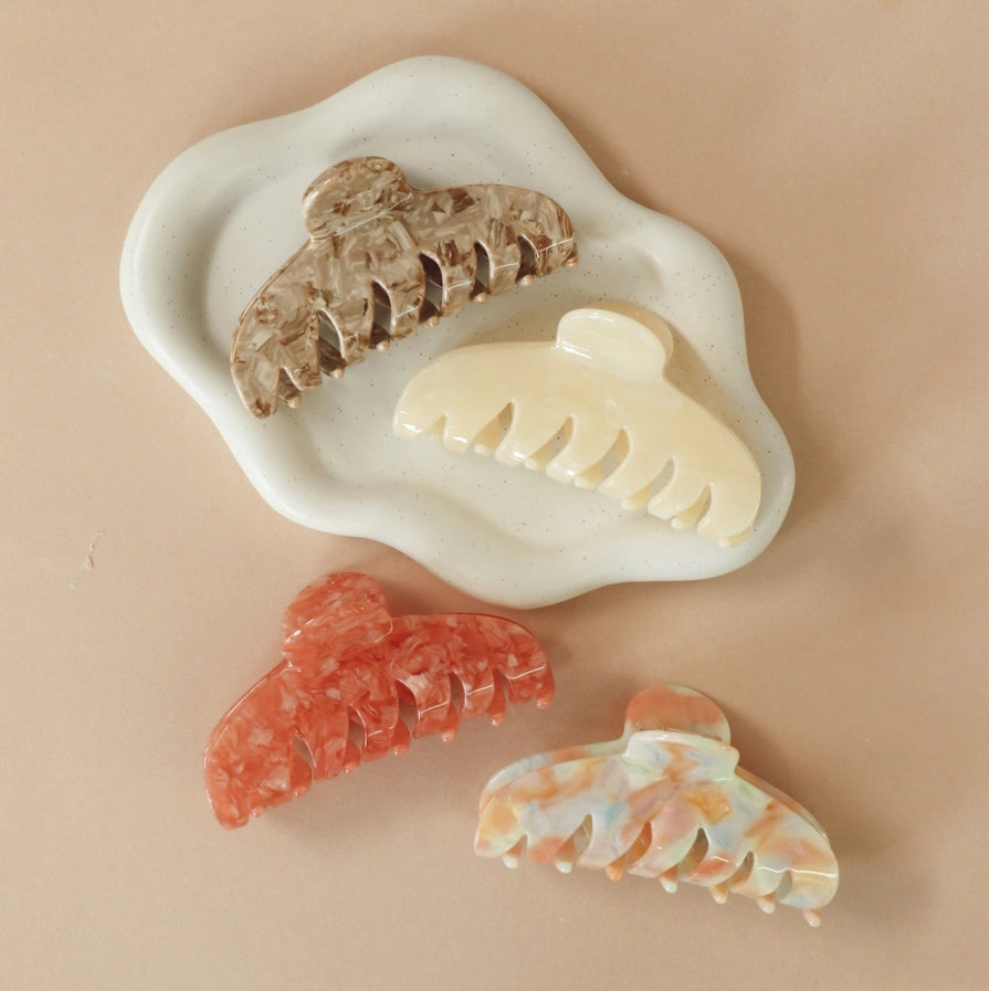 THE AGATHA II CLAW CLIP - BUTTER YELLOW