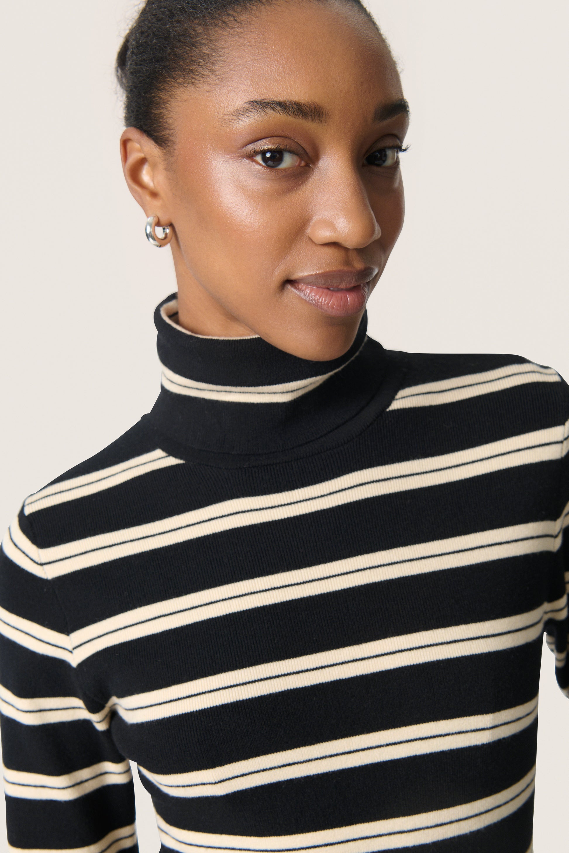 SOAKED SPINA STRIPED ROLLNECK - BLACK W DOESKIN