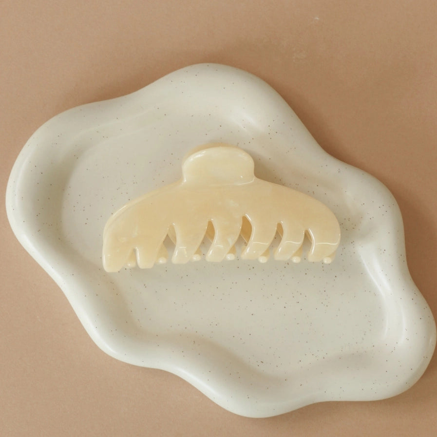 THE AGATHA II CLAW CLIP - BUTTER YELLOW