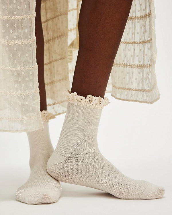 FREE PEOPLE BELOVED WAFFLE ANKLE SOCKS - IVORY