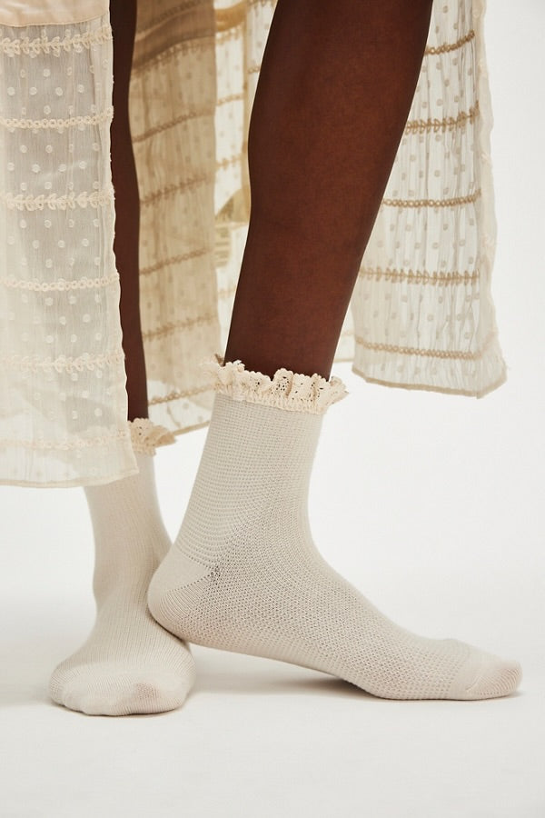 FREE PEOPLE BELOVED WAFFLE ANKLE SOCKS - IVORY