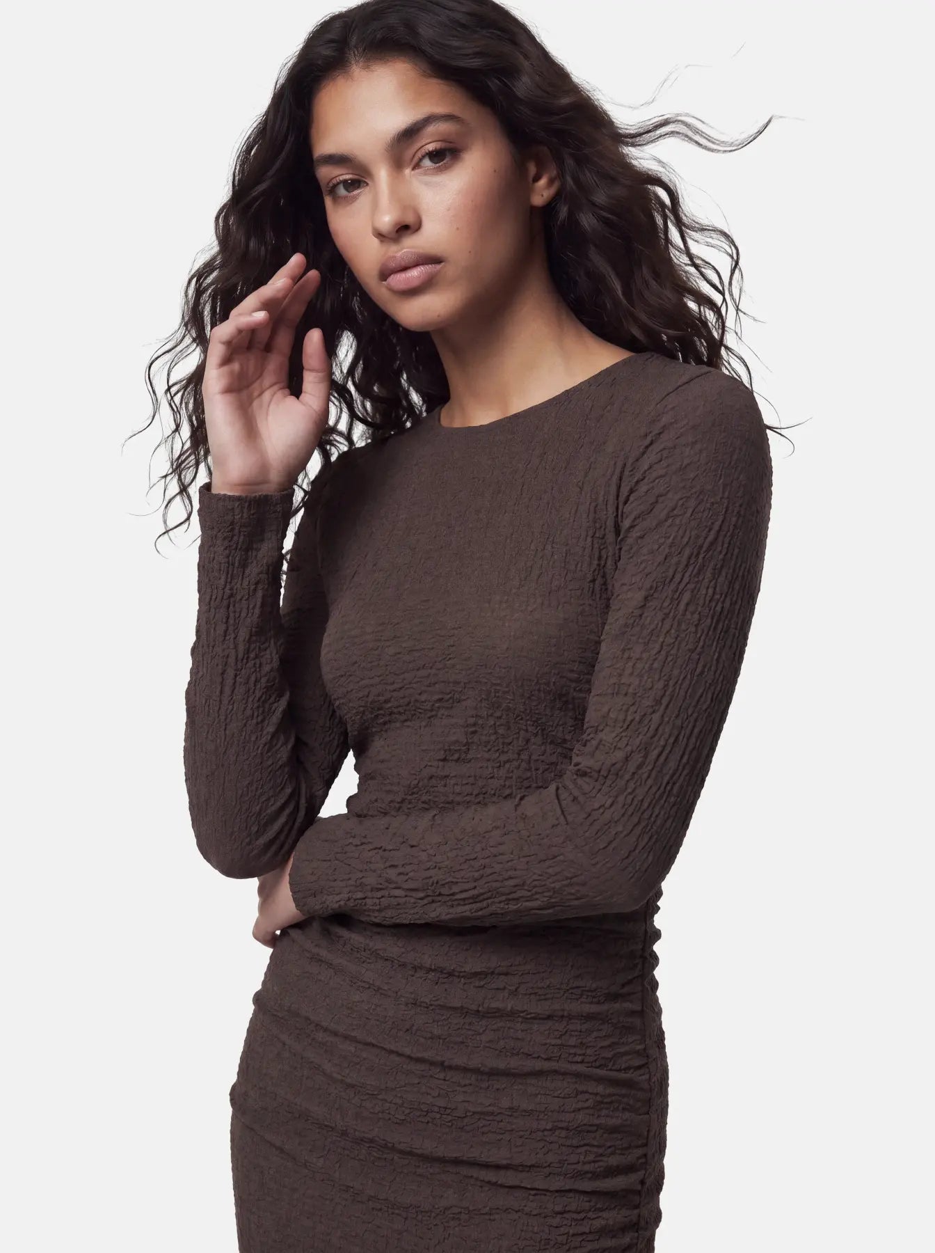 PIECES JAMAL TEXTURED RUCHED MIDI DRESS - HOT FUDGE