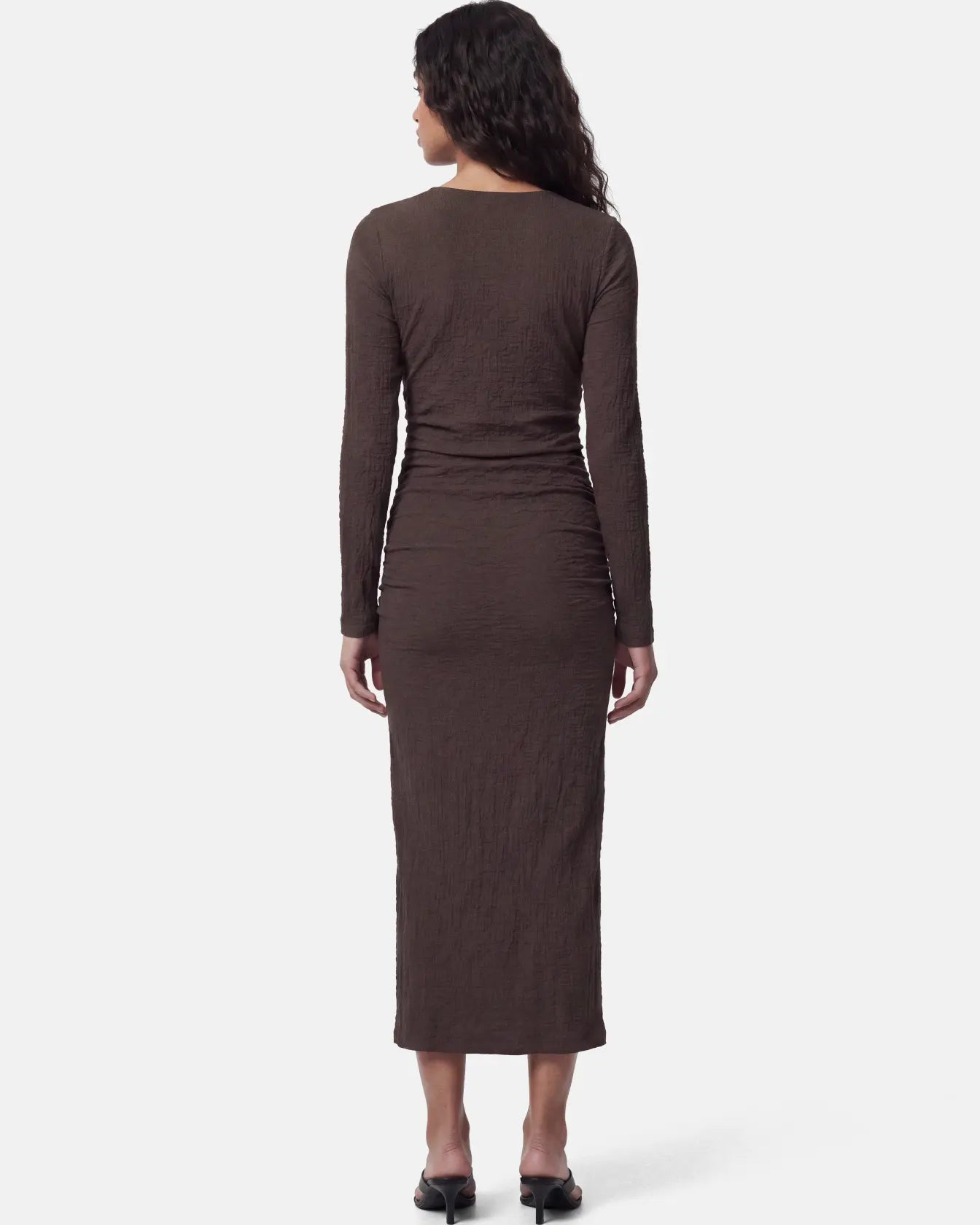 PIECES JAMAL TEXTURED RUCHED MIDI DRESS - HOT FUDGE