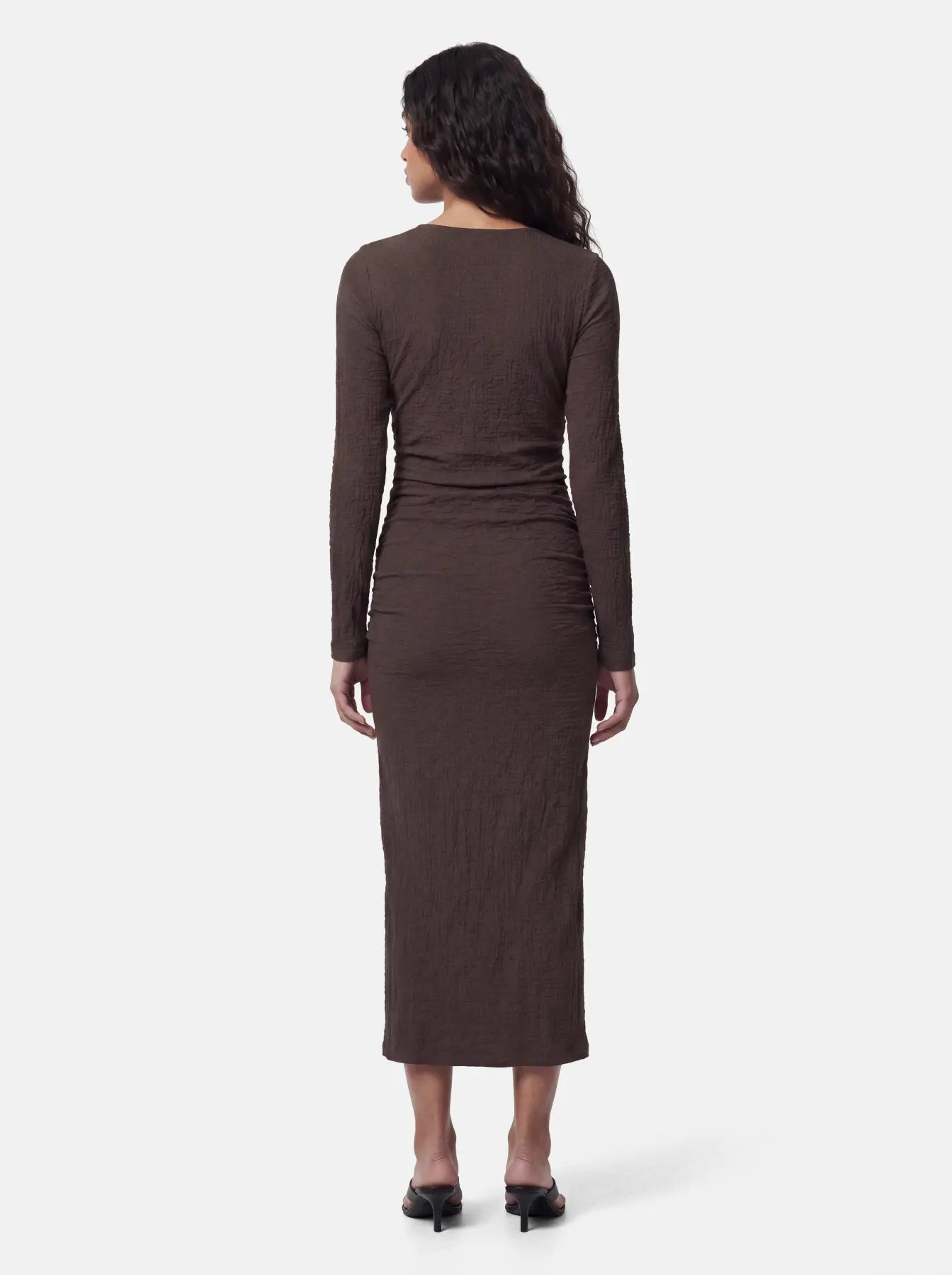 PIECES JAMAL TEXTURED RUCHED MIDI DRESS - HOT FUDGE