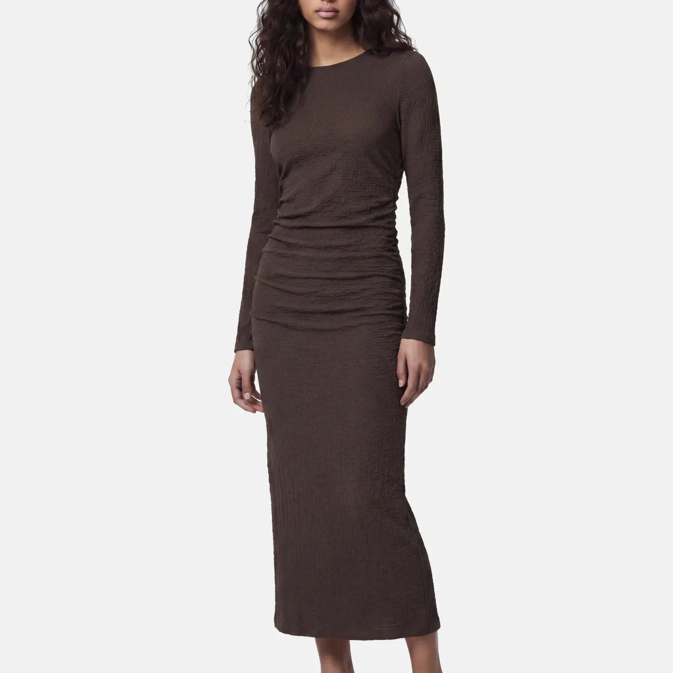 PIECES JAMAL TEXTURED RUCHED MIDI DRESS - HOT FUDGE