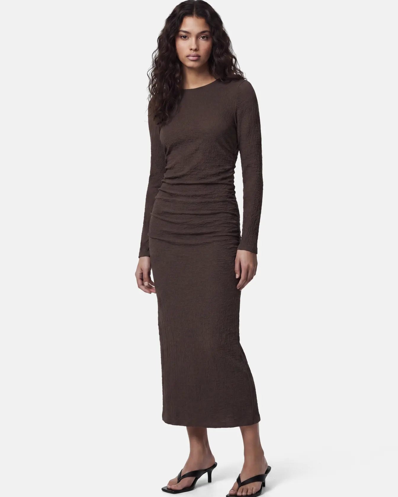 PIECES JAMAL TEXTURED RUCHED MIDI DRESS - HOT FUDGE