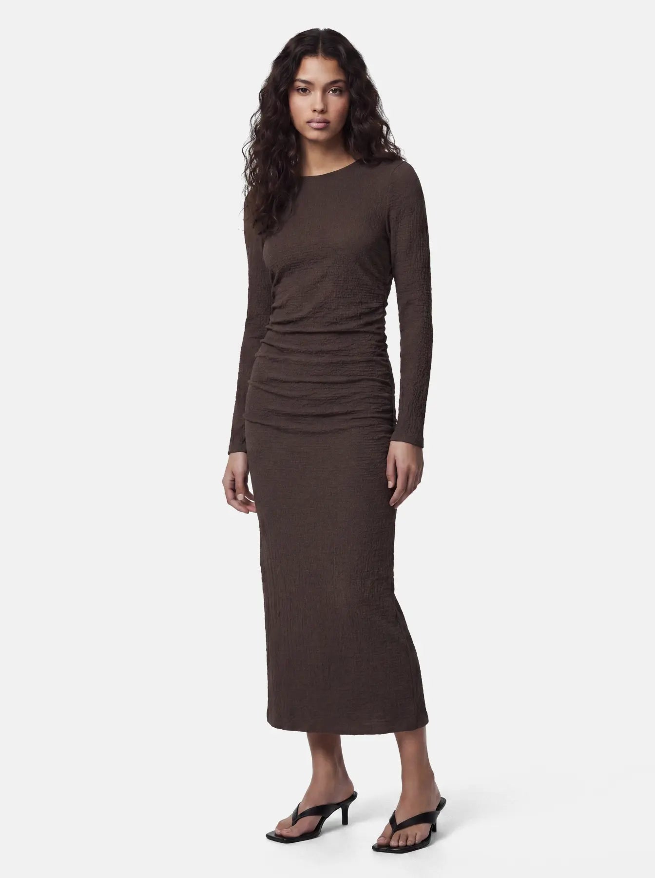 PIECES JAMAL TEXTURED RUCHED MIDI DRESS - HOT FUDGE