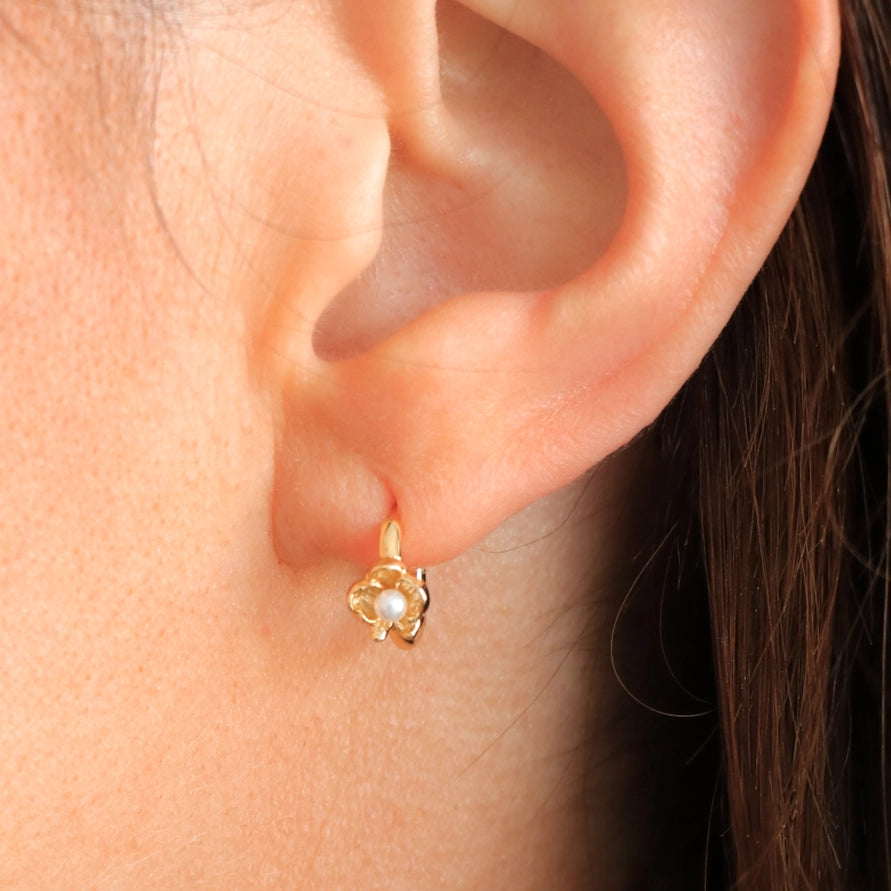 LIORA FLOWER + PEARL EARRINGS - GOLD