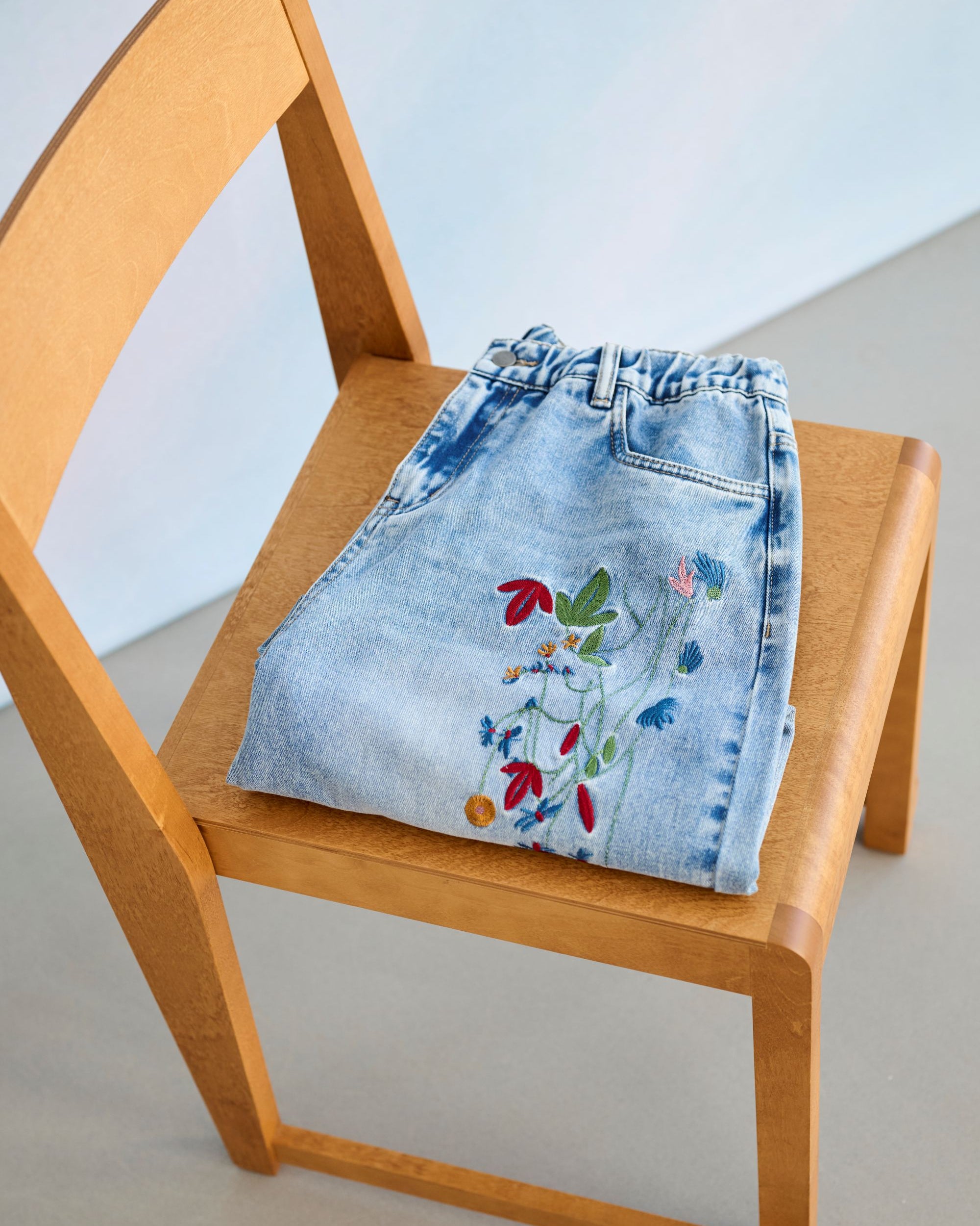 CULTURE TIALA EMBROIDERED JEANS - LIGHT BLUE WASH