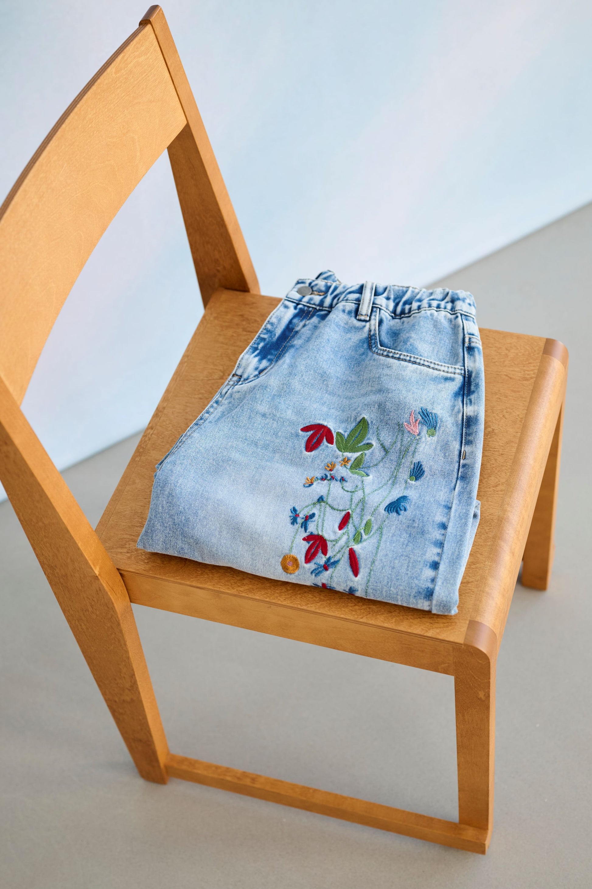 CULTURE TIALA EMBROIDERED JEANS - LIGHT BLUE WASH