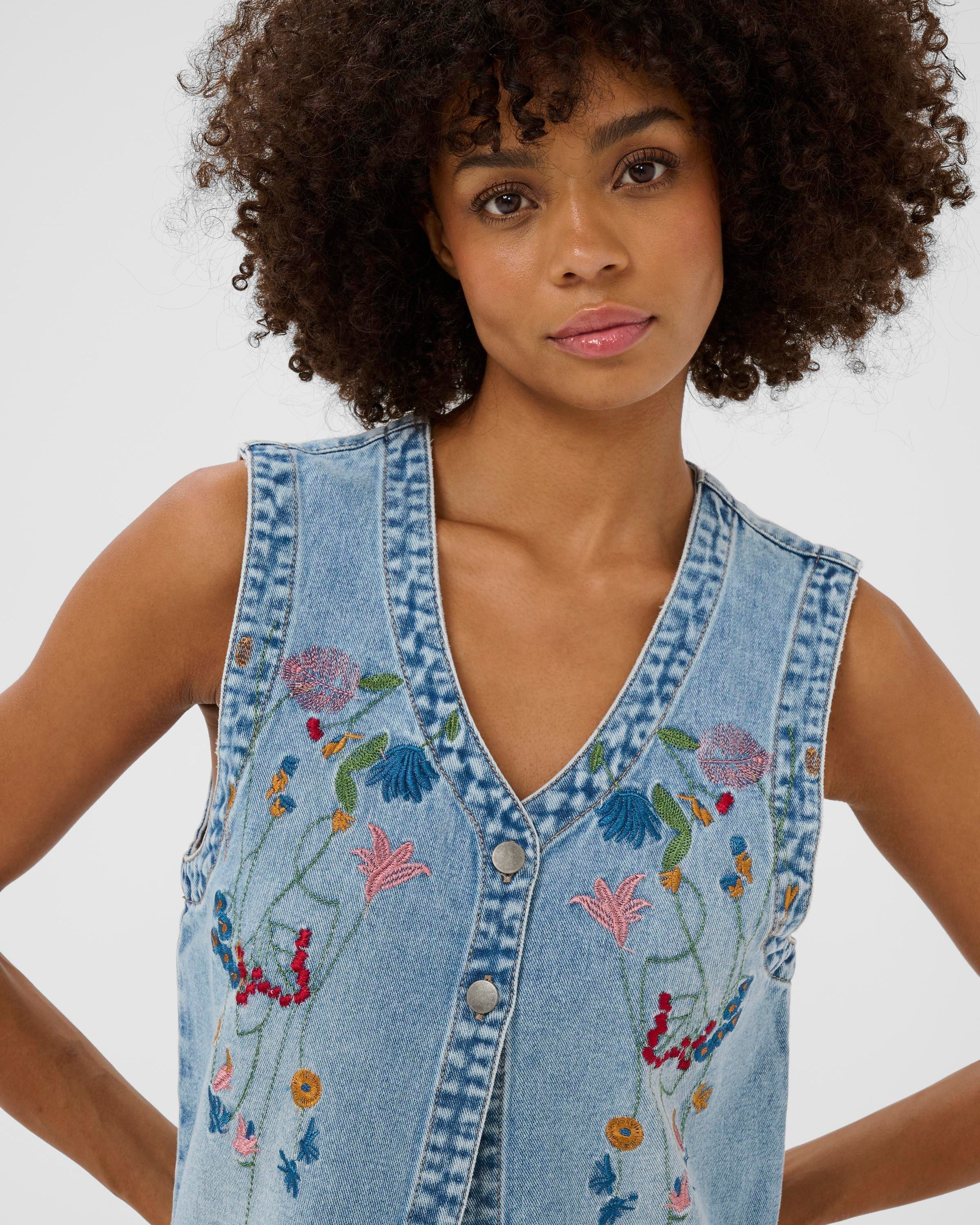 CULTURE TIALA EMBROIDERED VEST - LIGHT BLUE WASH