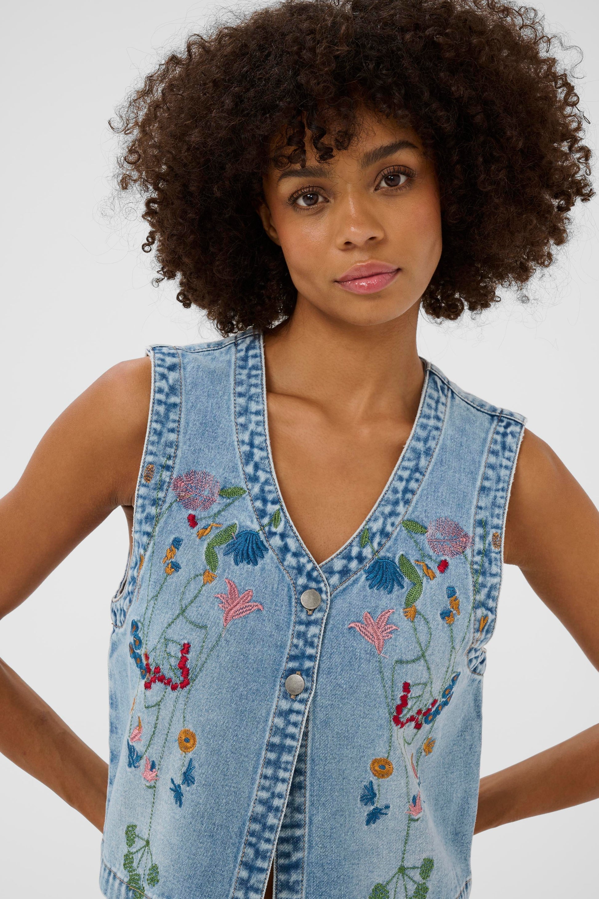 CULTURE TIALA EMBROIDERED VEST - LIGHT BLUE WASH