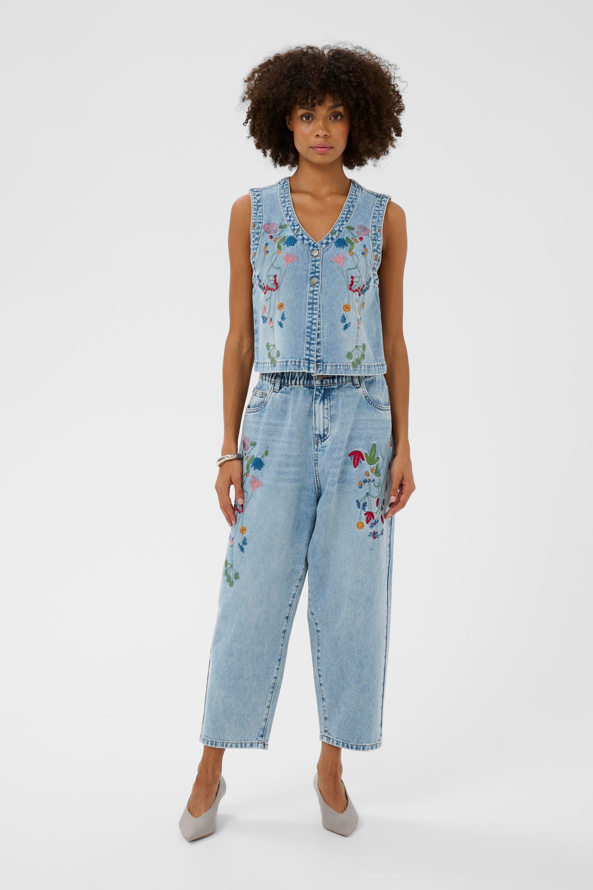 CULTURE TIALA EMBROIDERED VEST - LIGHT BLUE WASH
