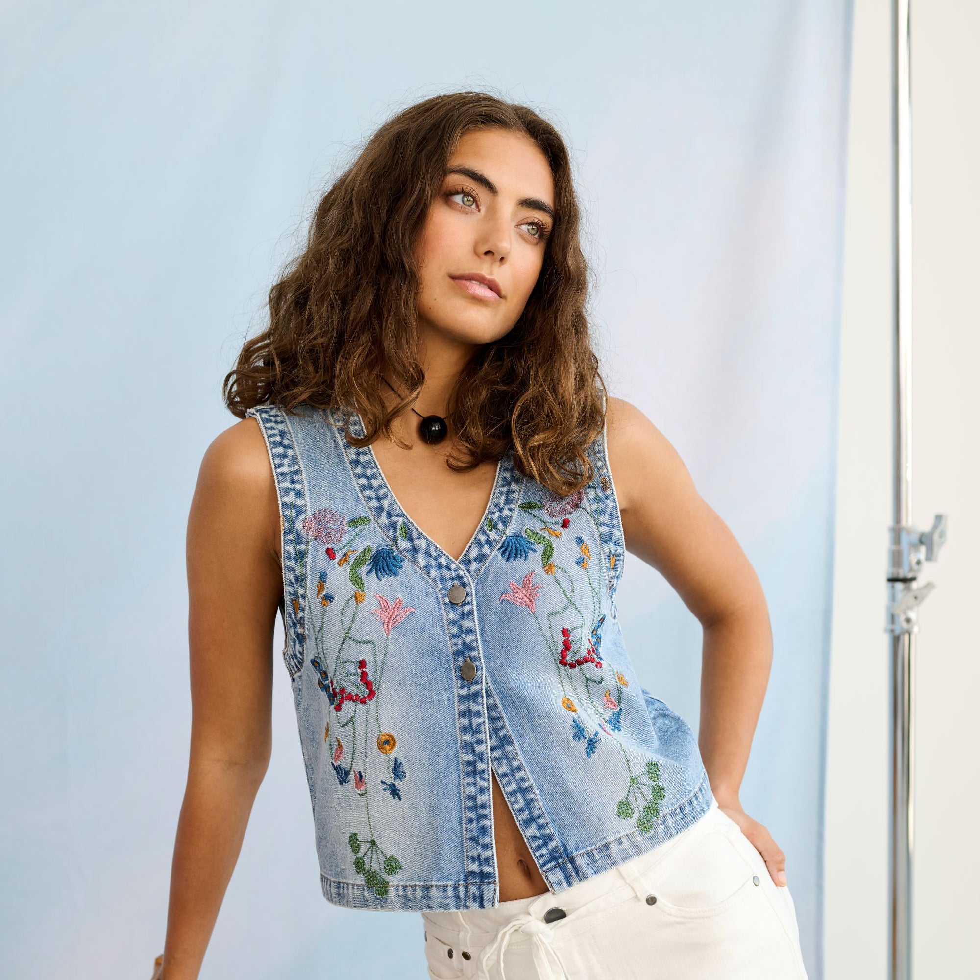 CULTURE TIALA EMBROIDERED VEST - LIGHT BLUE WASH