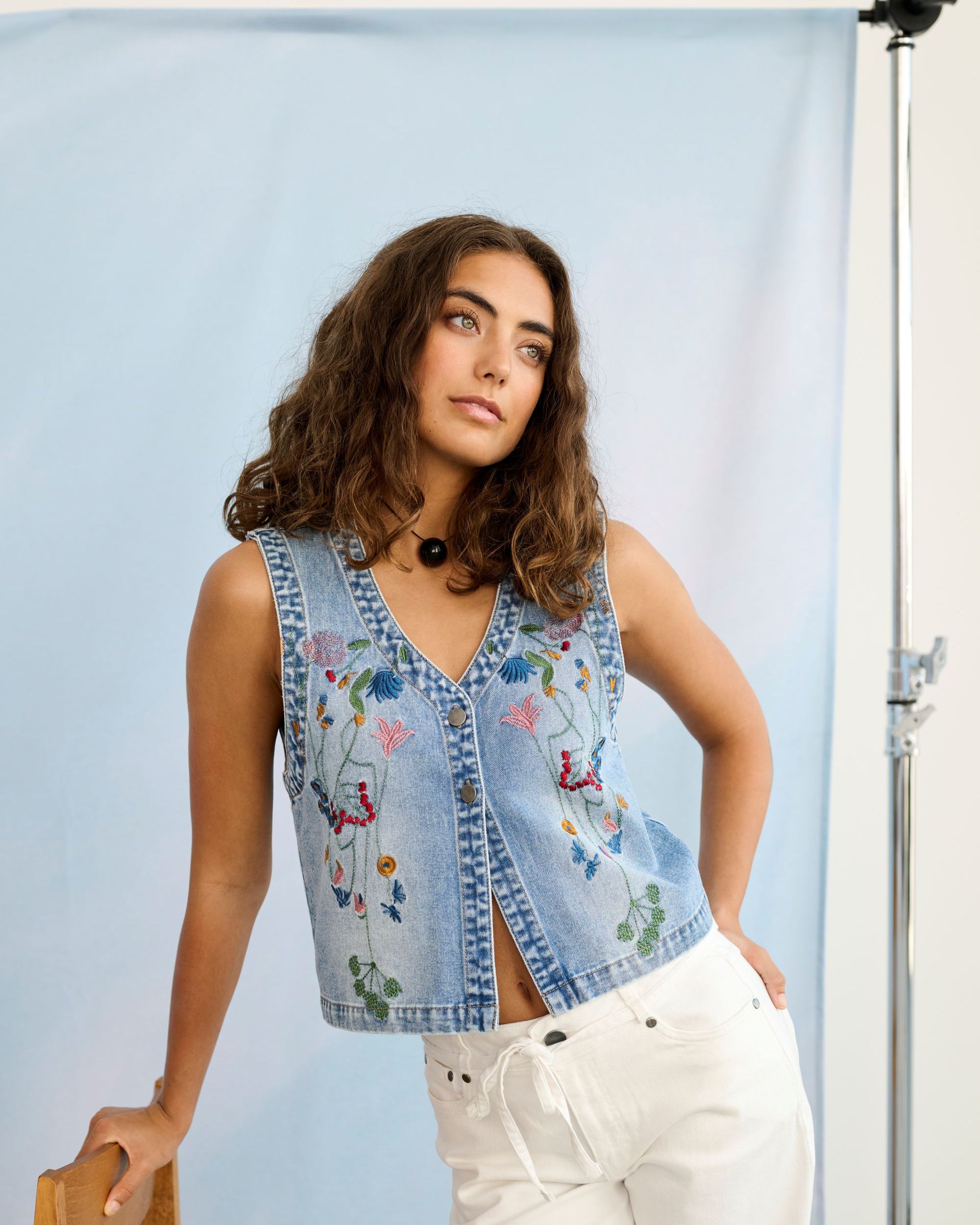 CULTURE TIALA EMBROIDERED VEST - LIGHT BLUE WASH