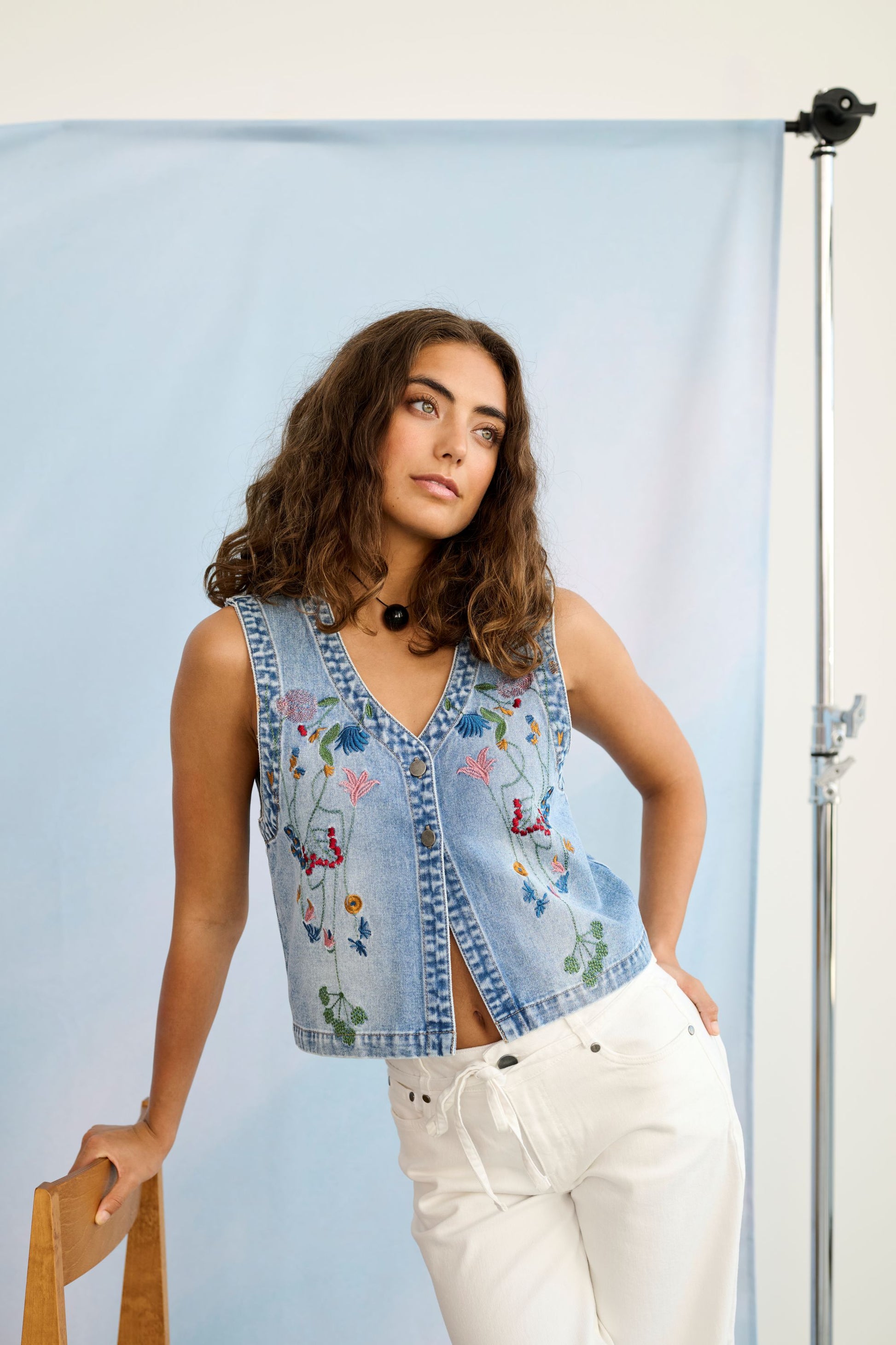 CULTURE TIALA EMBROIDERED VEST - LIGHT BLUE WASH