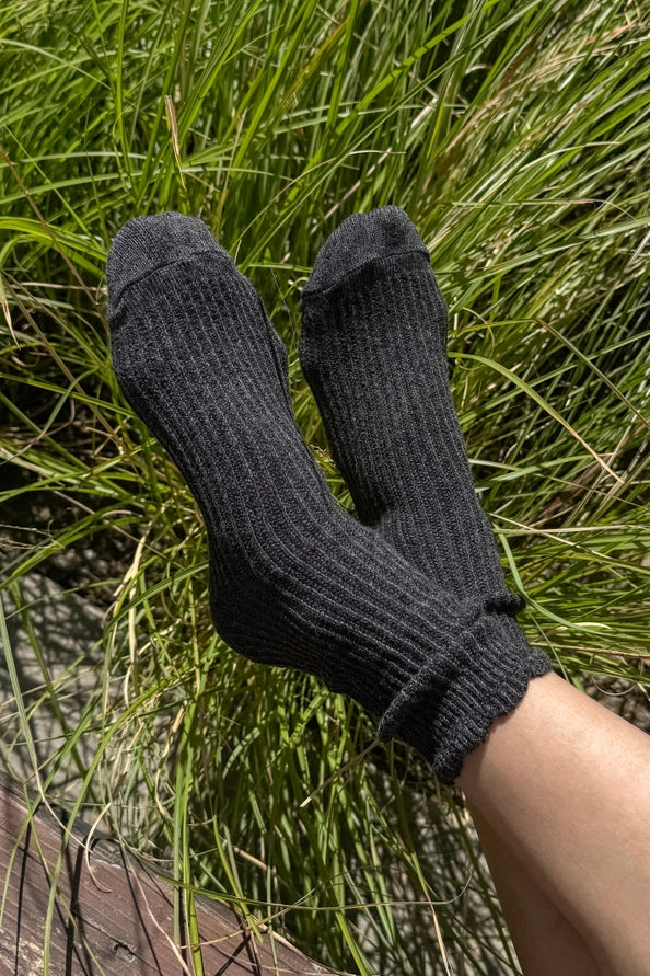 LE BON SHOPPE LINEN SCALLOP SOCKS - CHARCOAL