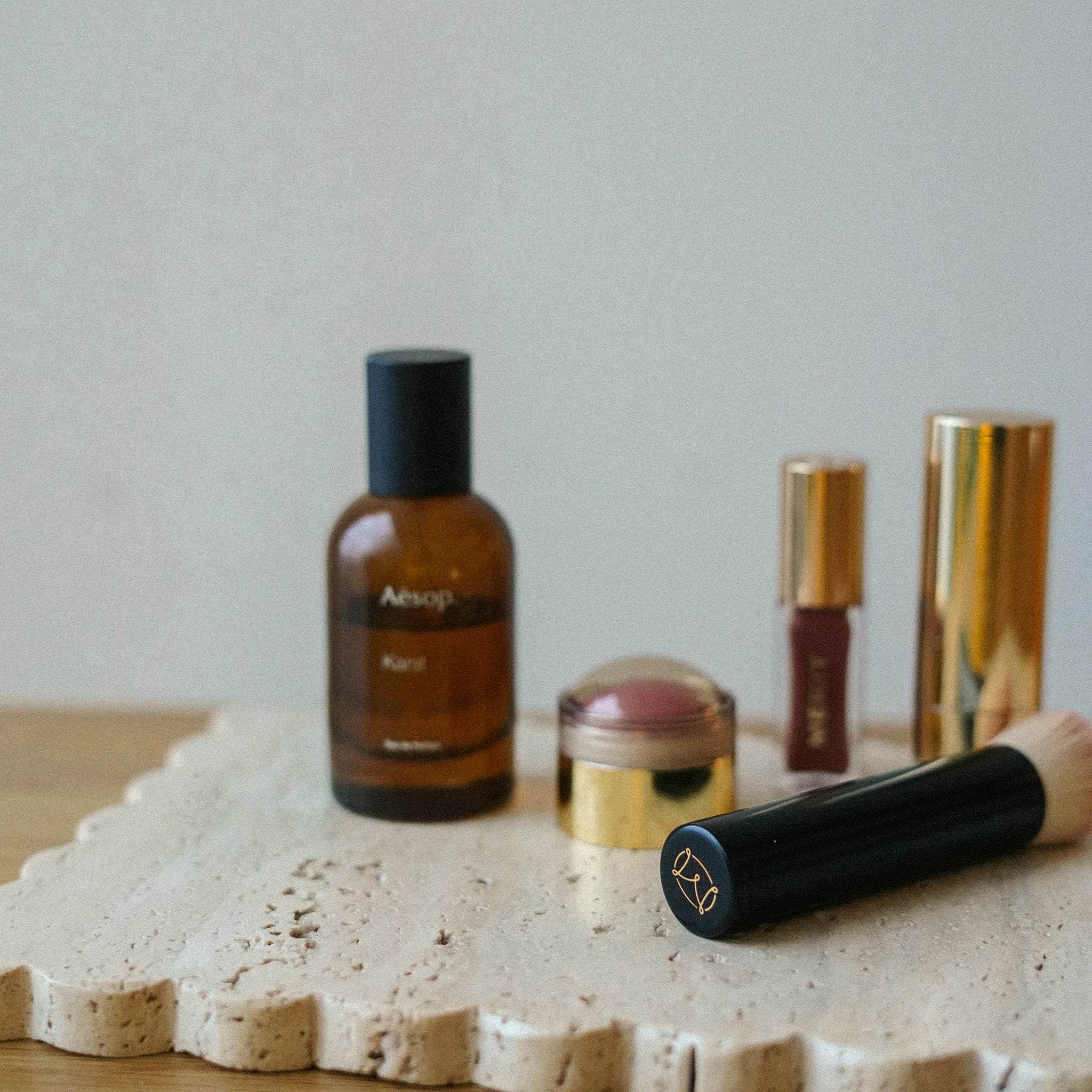 TRAVERTINE RECTANGULAR SCALLOP TRAY - BEIGE