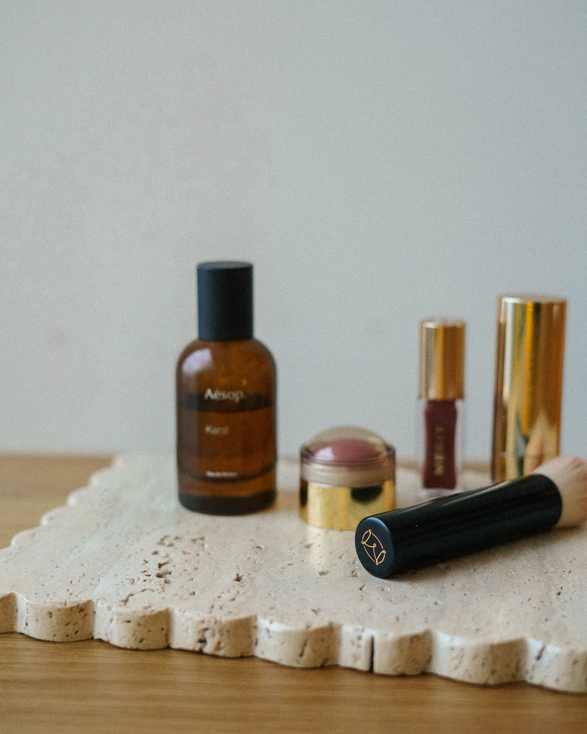 TRAVERTINE RECTANGULAR SCALLOP TRAY - BEIGE