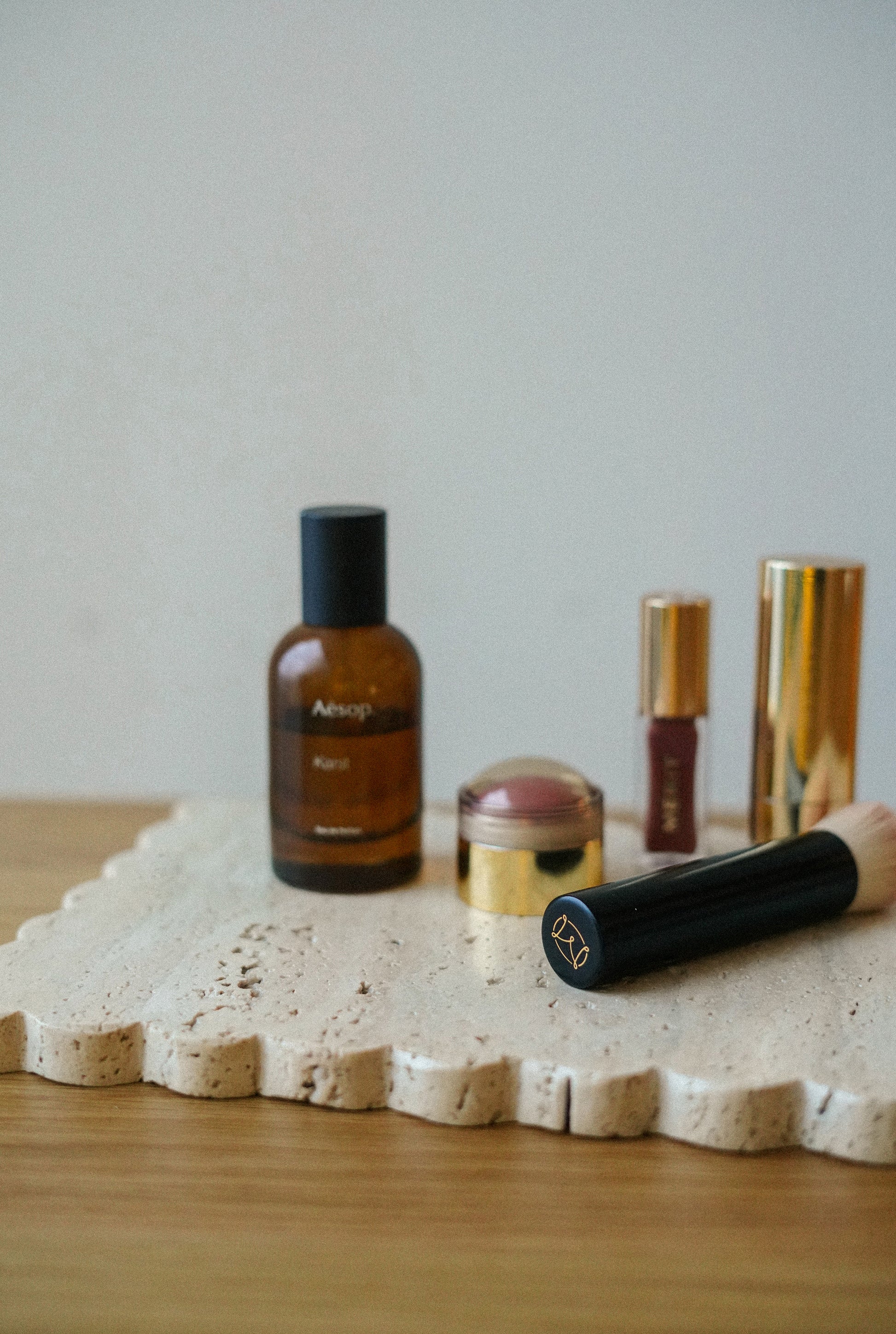 TRAVERTINE RECTANGULAR SCALLOP TRAY - BEIGE