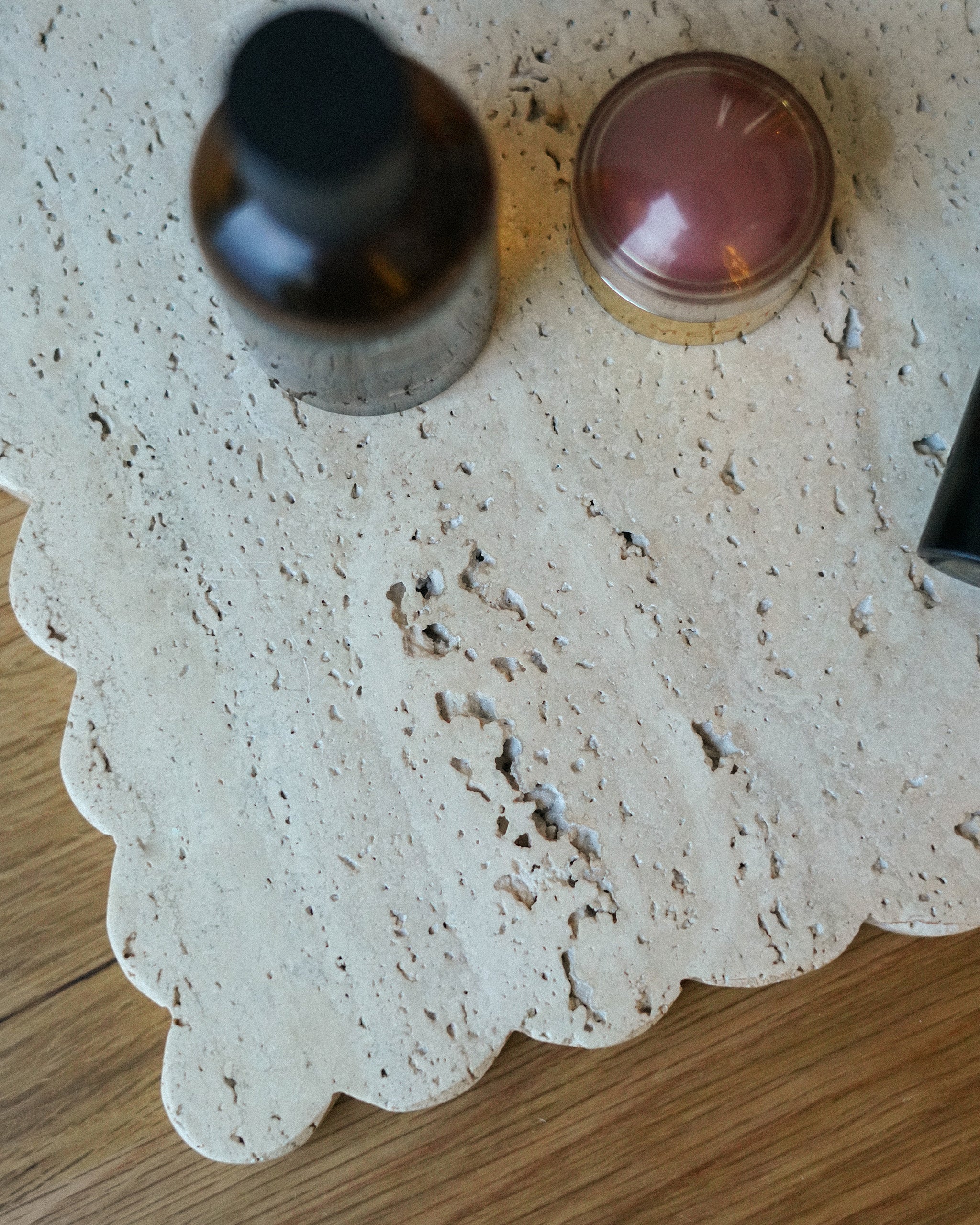 TRAVERTINE RECTANGULAR SCALLOP TRAY - BEIGE