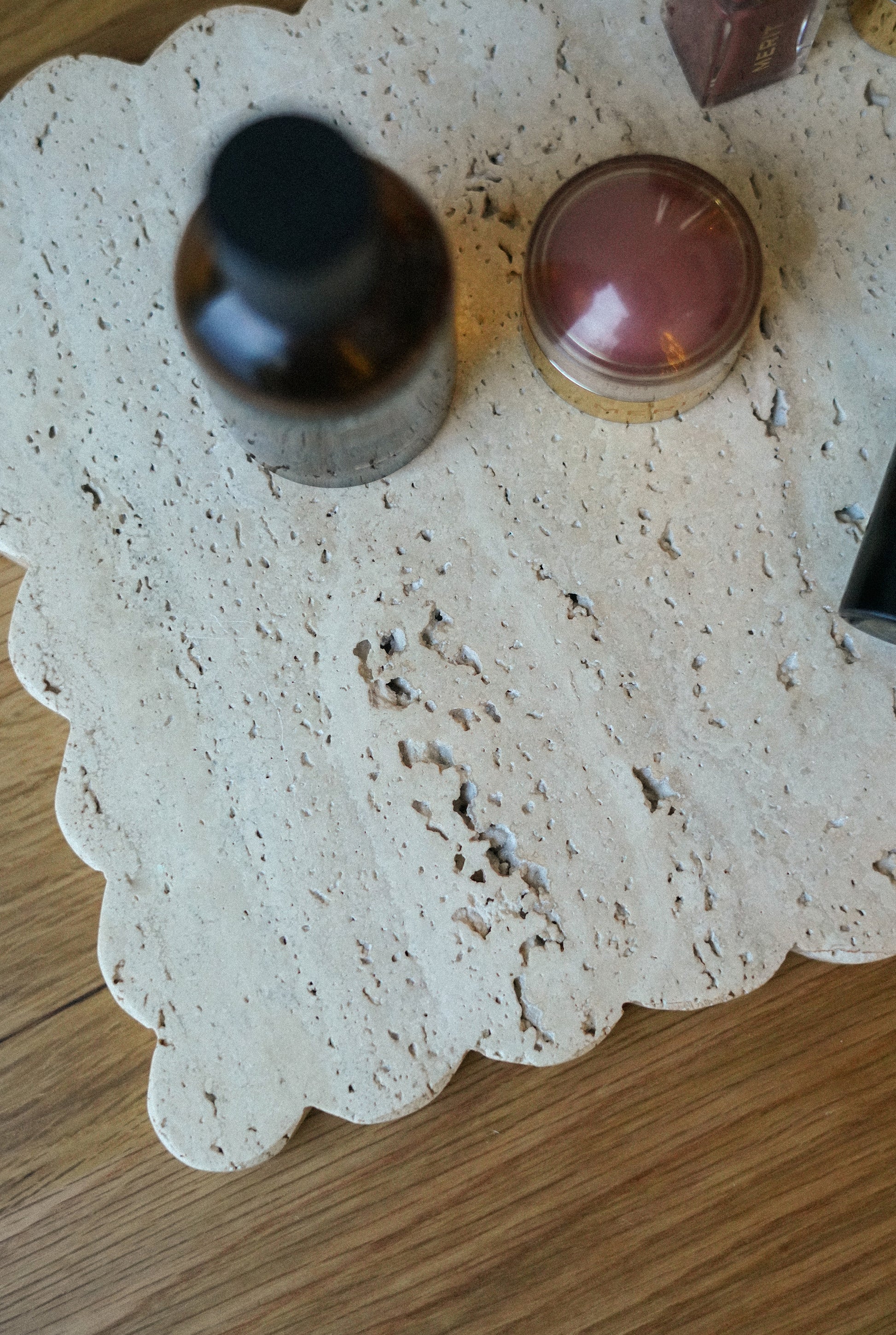 TRAVERTINE RECTANGULAR SCALLOP TRAY - BEIGE