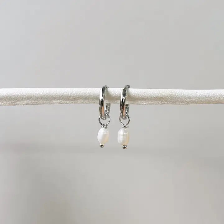 DOLKA FRESHWATER HOOP EARRINGS - SILVER