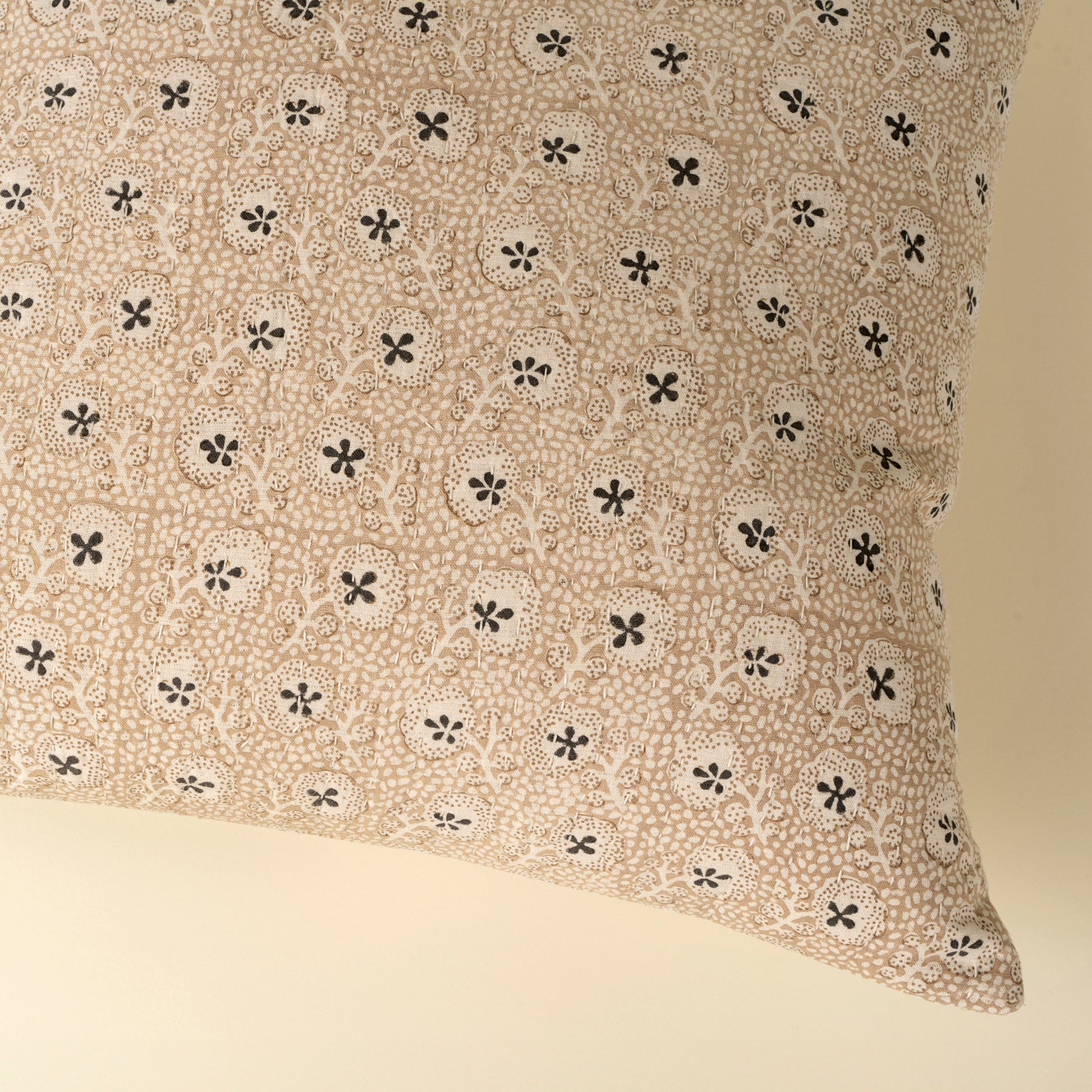 20 X 20 CLOVER BLOCK PRINT PILLOW - BEIGE