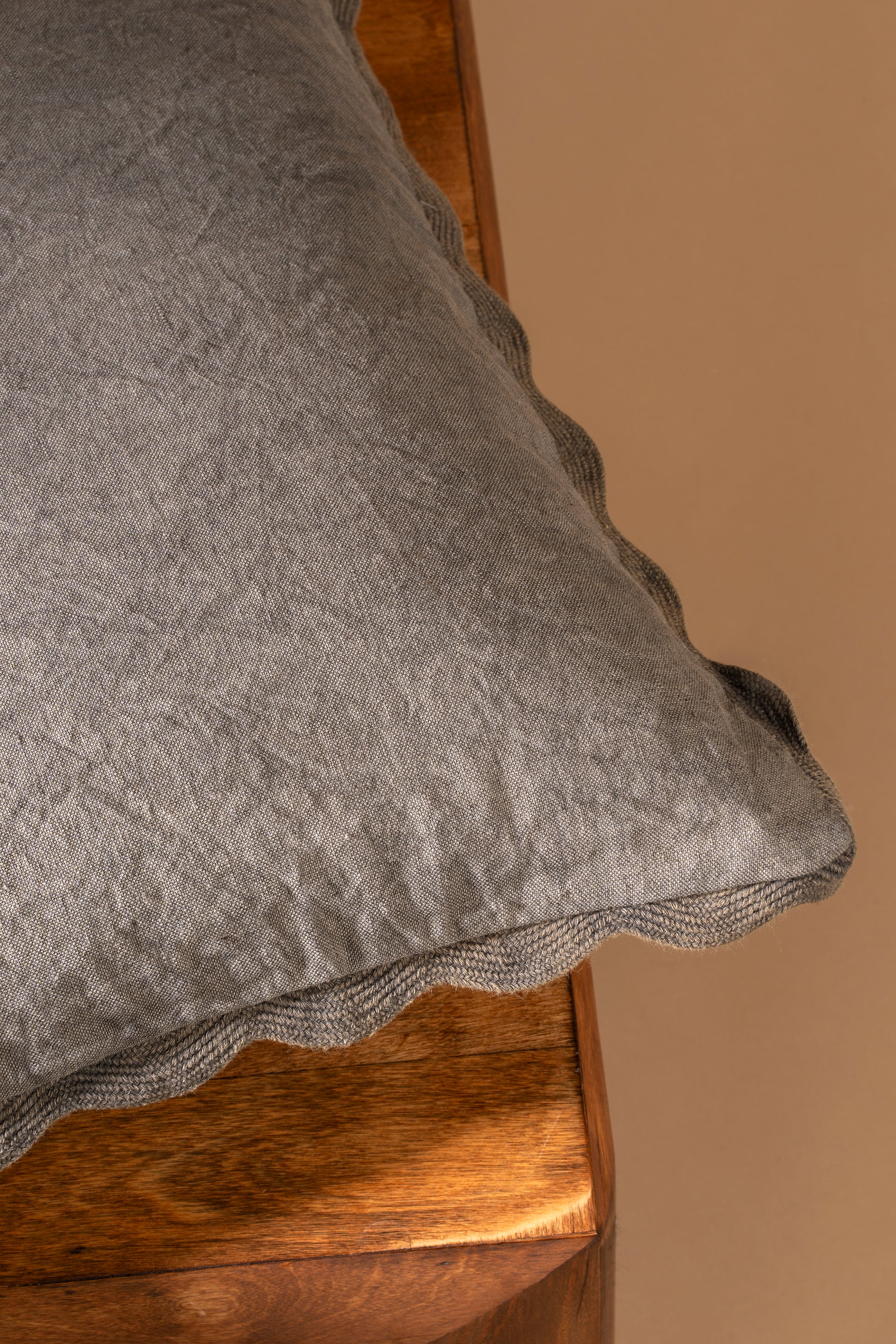 20 X 20 SCALLOPED EDGE PILLOW