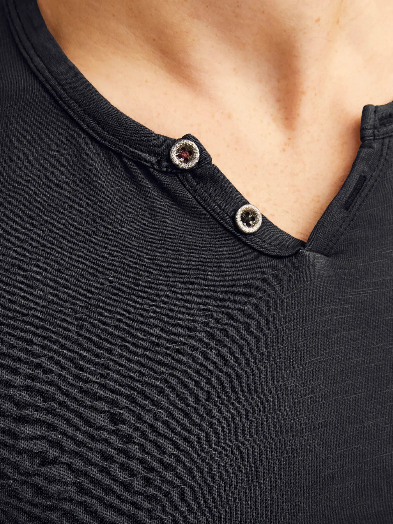 JJ SPLIT NECK TEE - BLACK