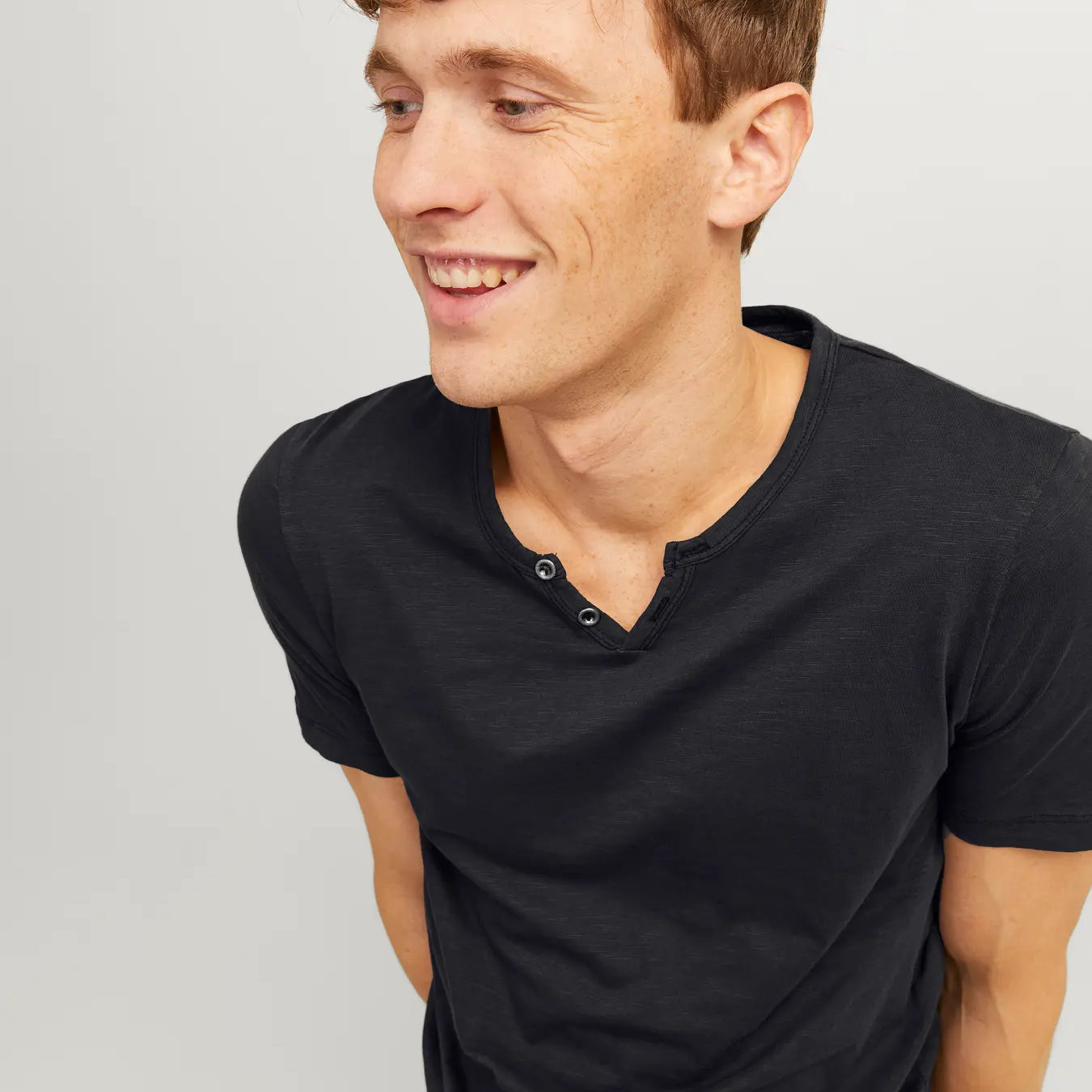 JJ SPLIT NECK TEE - BLACK