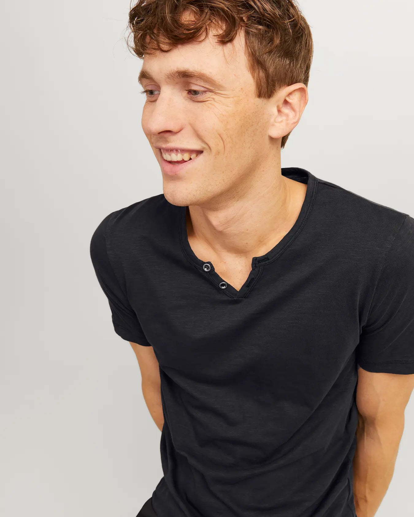 JJ SPLIT NECK TEE - BLACK