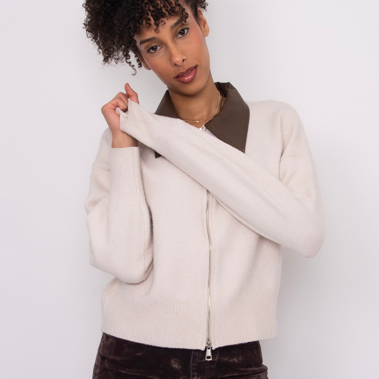 OIA LONG SLEEVE CARDI W CONTRAST COLLAR - CREAM