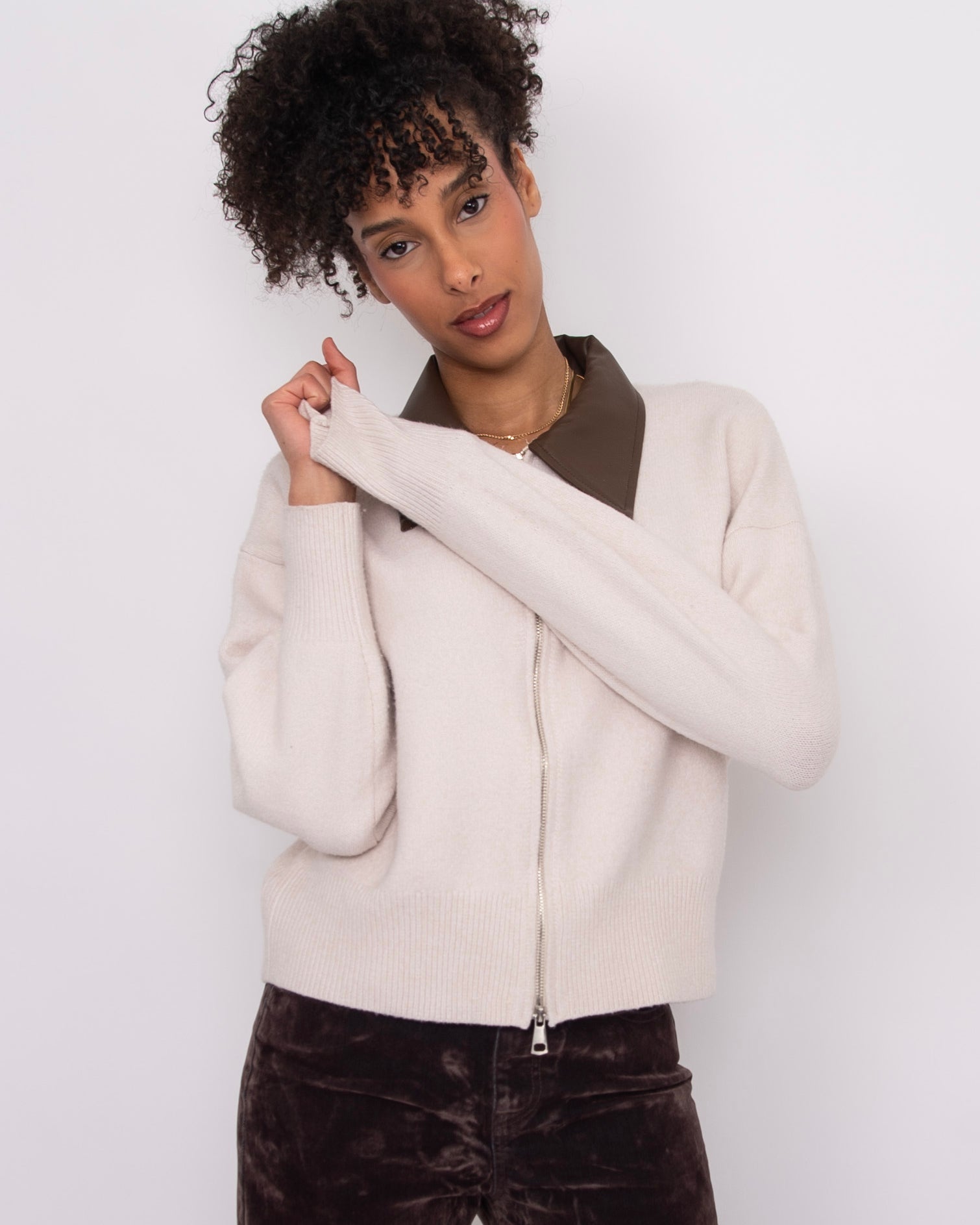 OIA LONG SLEEVE CARDI W CONTRAST COLLAR - CREAM