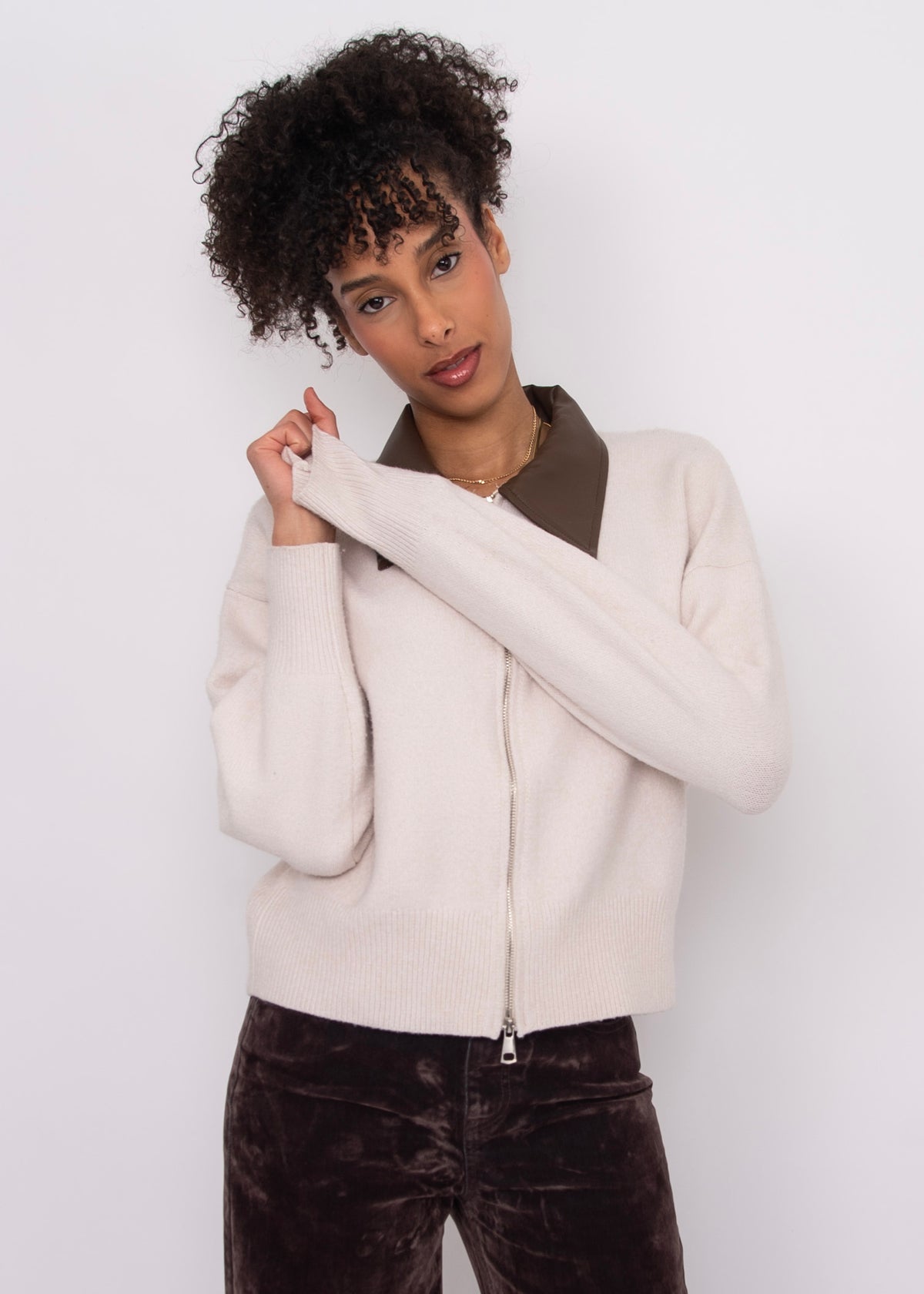 OIA LONG SLEEVE CARDI W CONTRAST COLLAR - CREAM