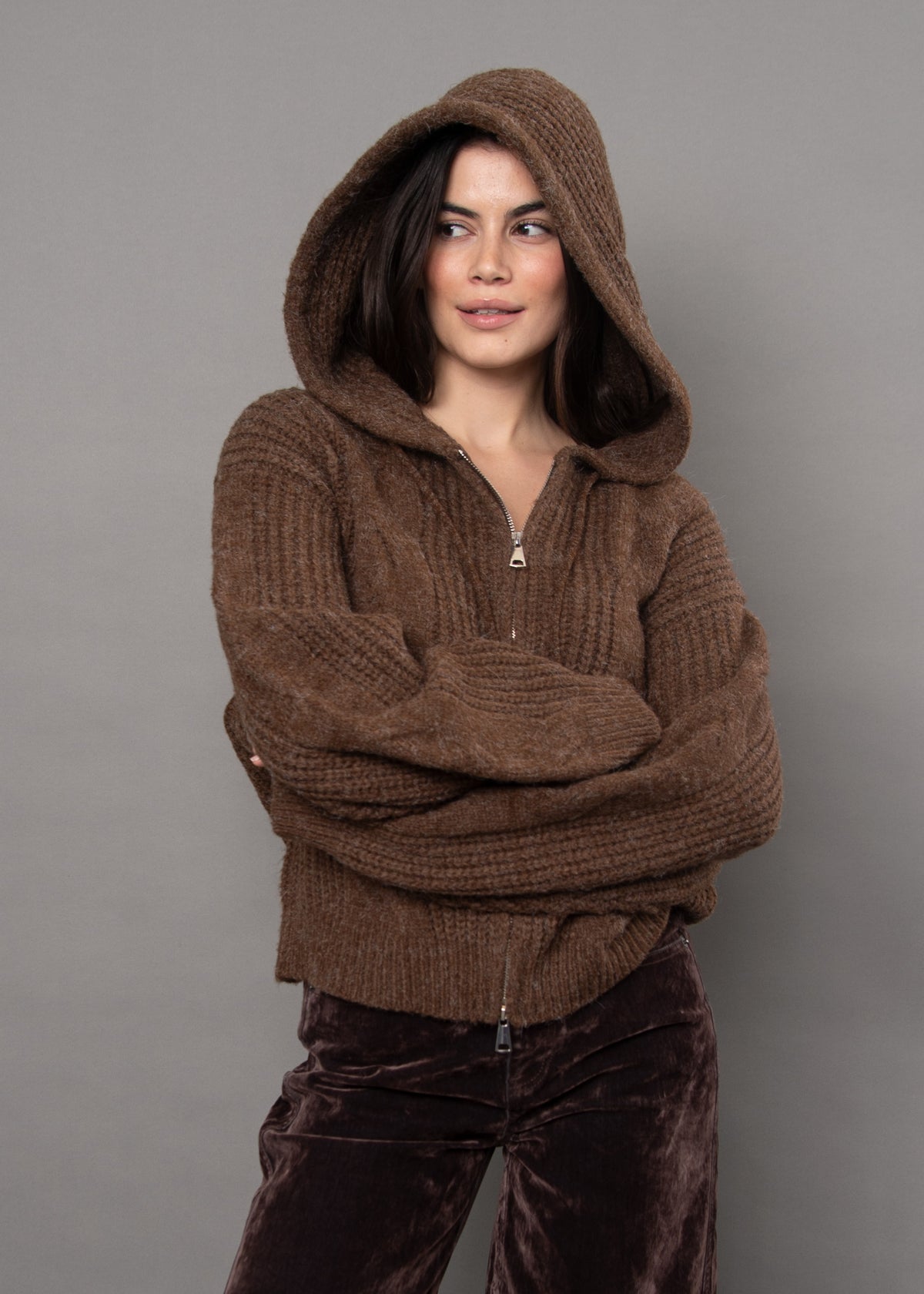GALLA CABLE KNIT HOODED SWEATER - BROWN
