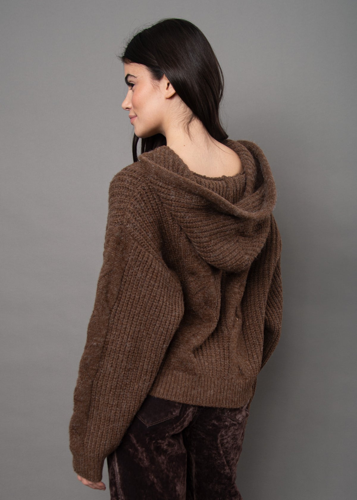 GALLA CABLE KNIT HOODED SWEATER - BROWN