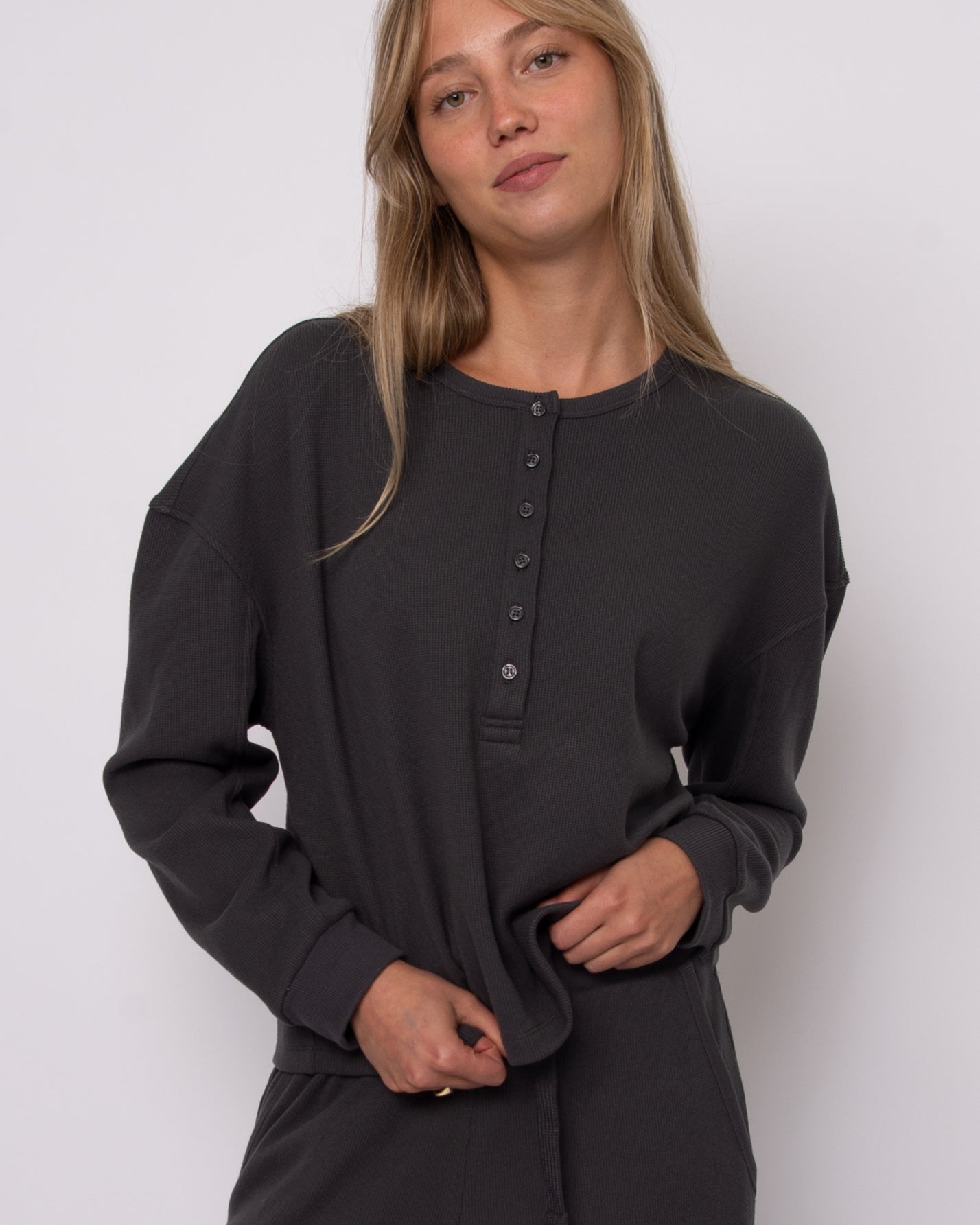 HENRY COZY WAFFLE LS HENLEY TOP - COAL