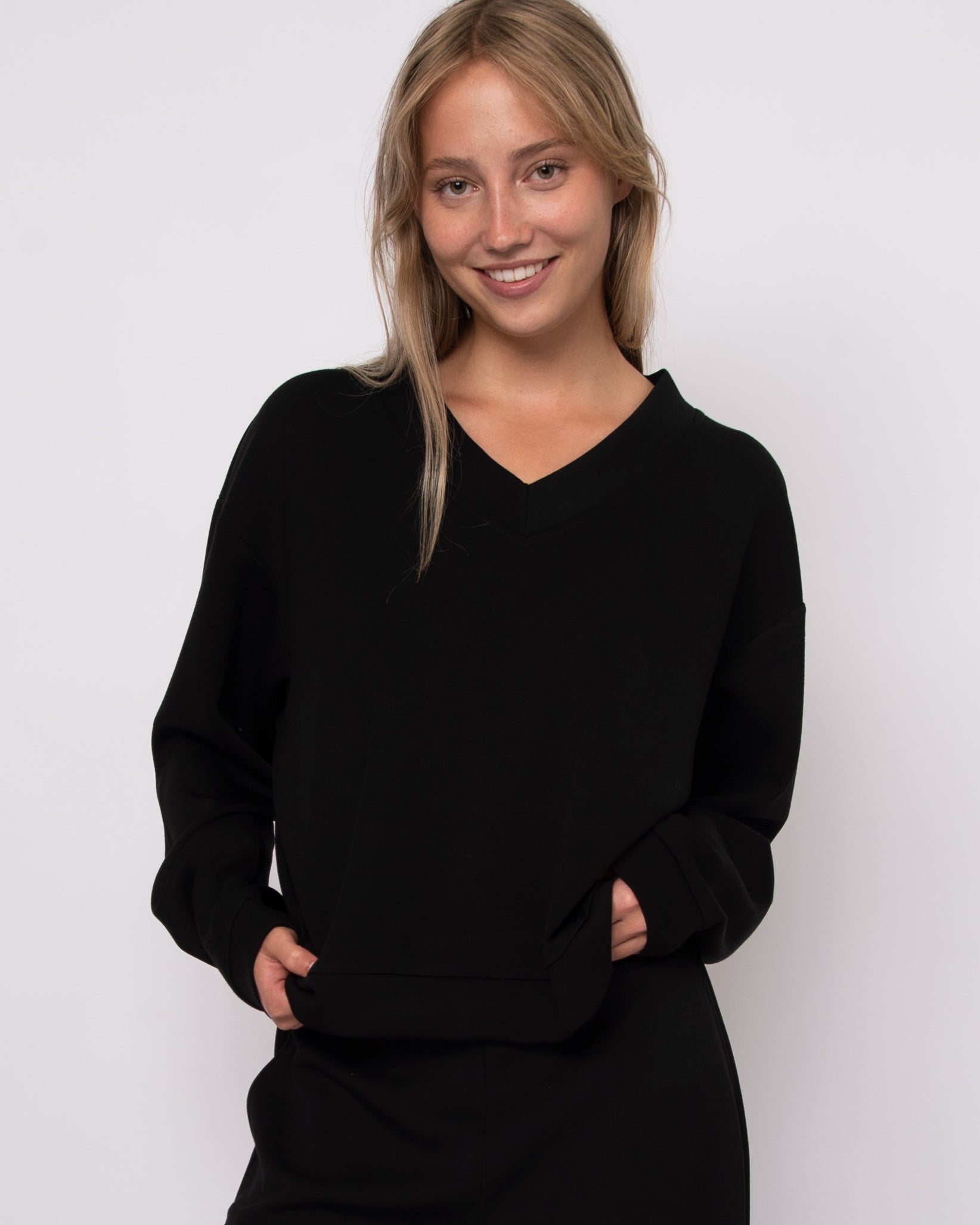 VY SOFT KNIT V NECK PULLOVER - BLACK