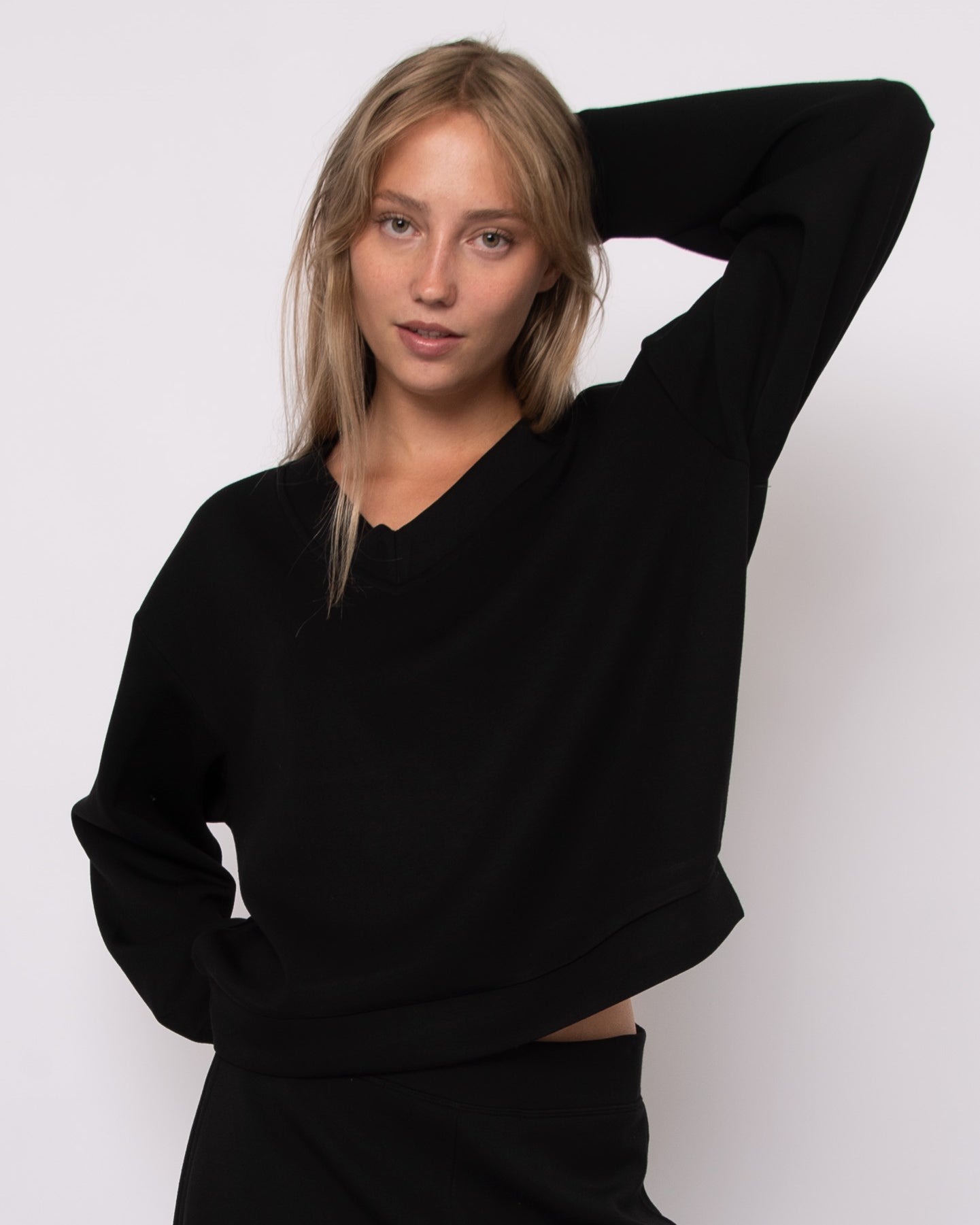 VY SOFT KNIT V NECK PULLOVER - BLACK